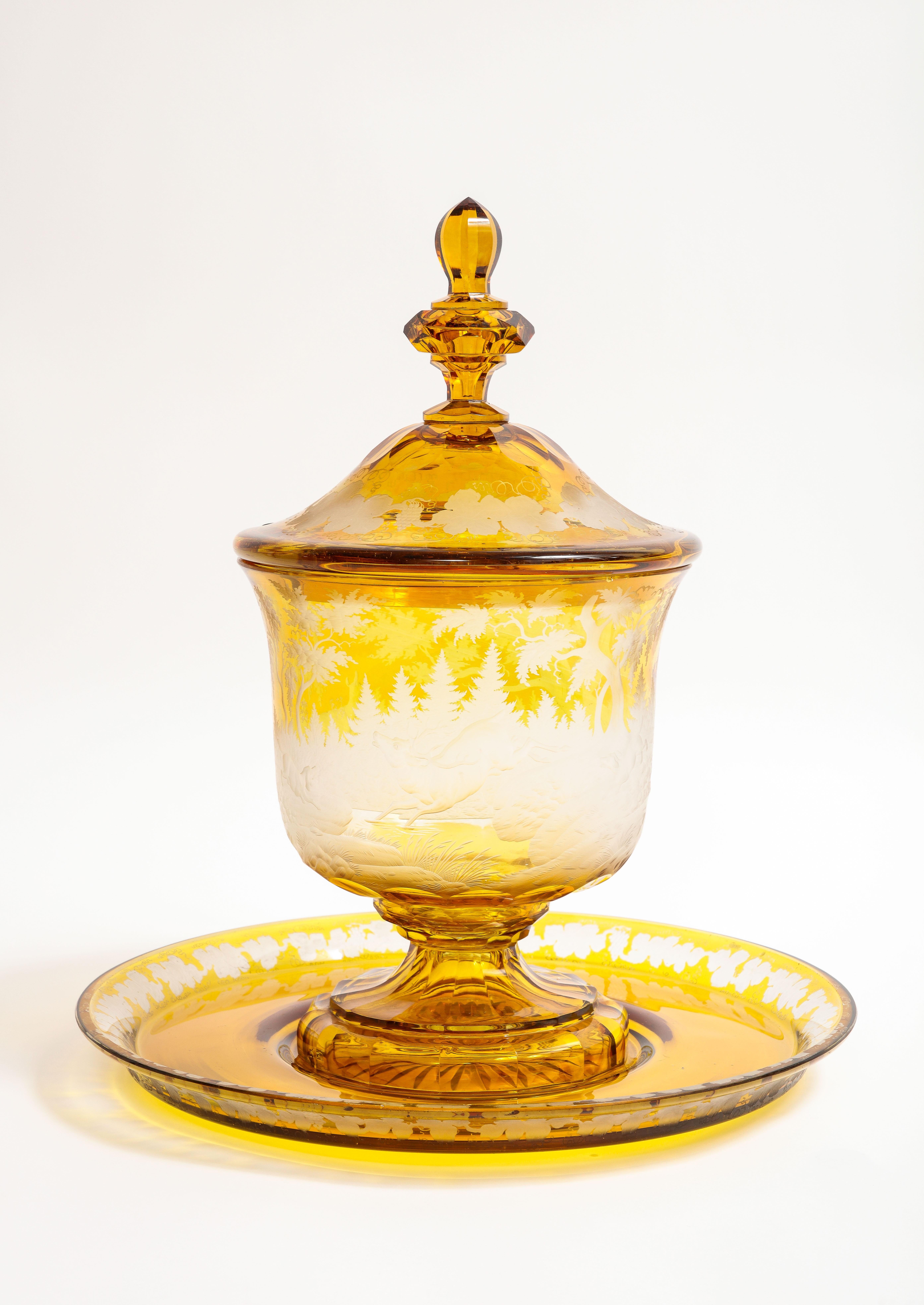 Grand bol  punch de Bohme du 19me sicle en cristal taill dans l'ambre et transparent avec scnes de chasse Bon état - En vente à New York, NY