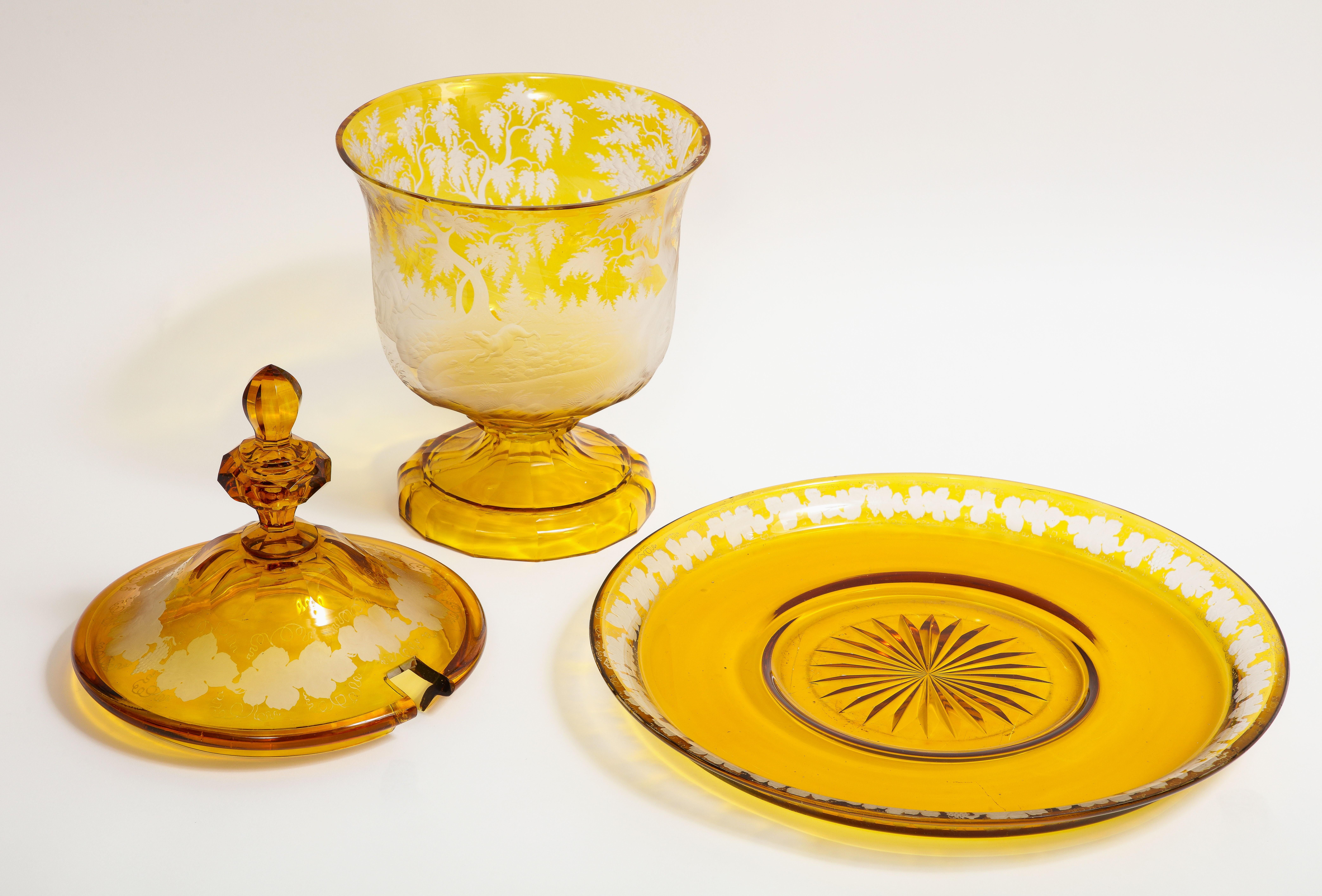 XIXe siècle Grand bol  punch de Bohme du 19me sicle en cristal taill dans l'ambre et transparent avec scnes de chasse en vente