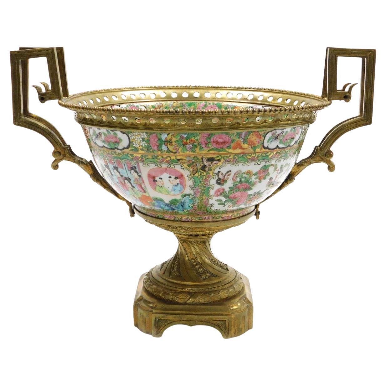 Un grand bol de la famille cantonaise du 19e siècle en porcelaine rose et bronze doré monté.