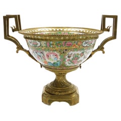 Un grand bol de la famille cantonaise du 19e siècle en porcelaine rose et bronze doré monté.