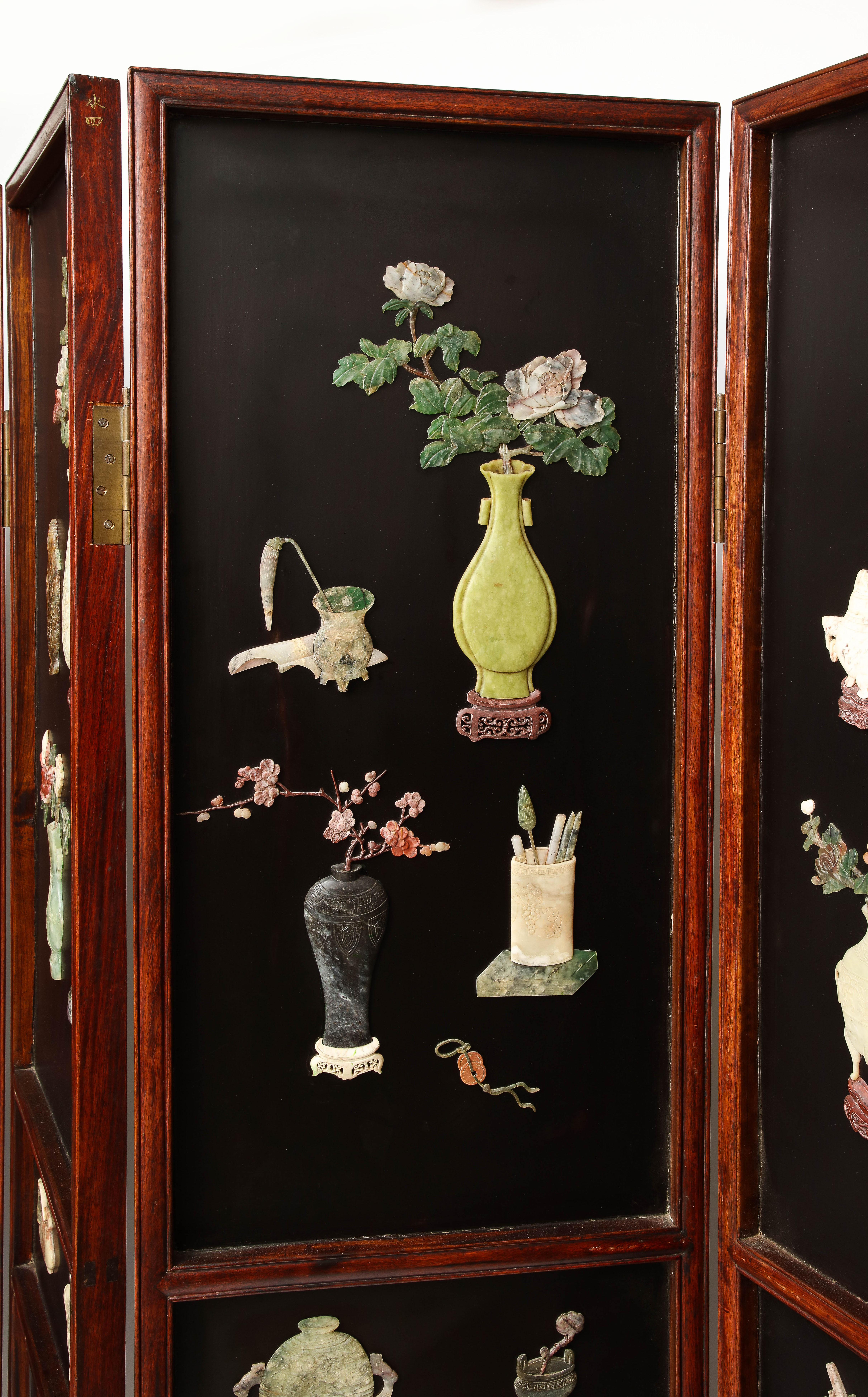 Großer chinesischer Coromandel-Raumteiler aus lackiertem Hartstein und Jade mit 6 Tafeln, 19. Jahrhundert im Zustand „Gut“ im Angebot in New York, NY