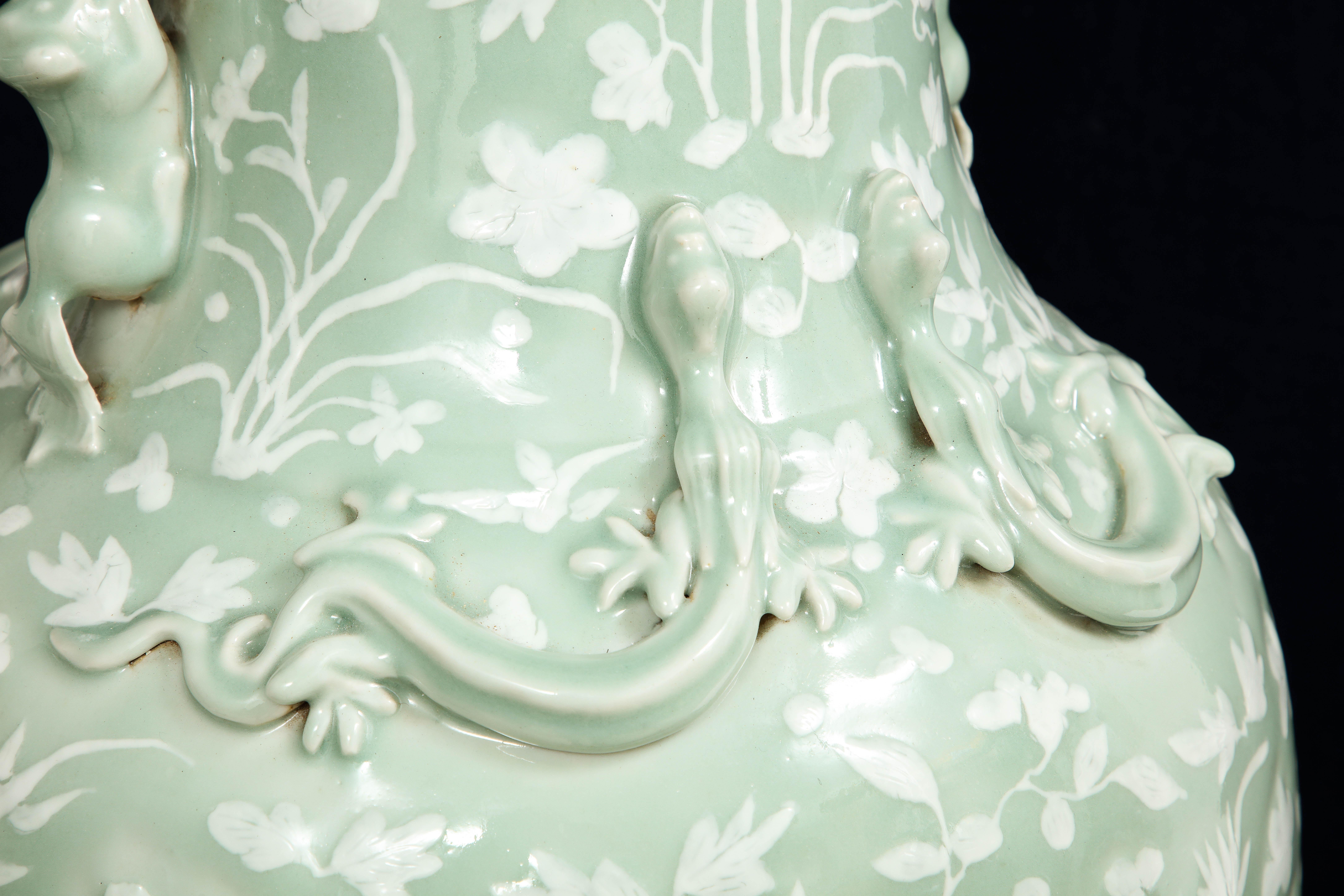 Grande vaso cinese del XIX secolo in celadon decorato con manici di cane Foo in vendita 8
