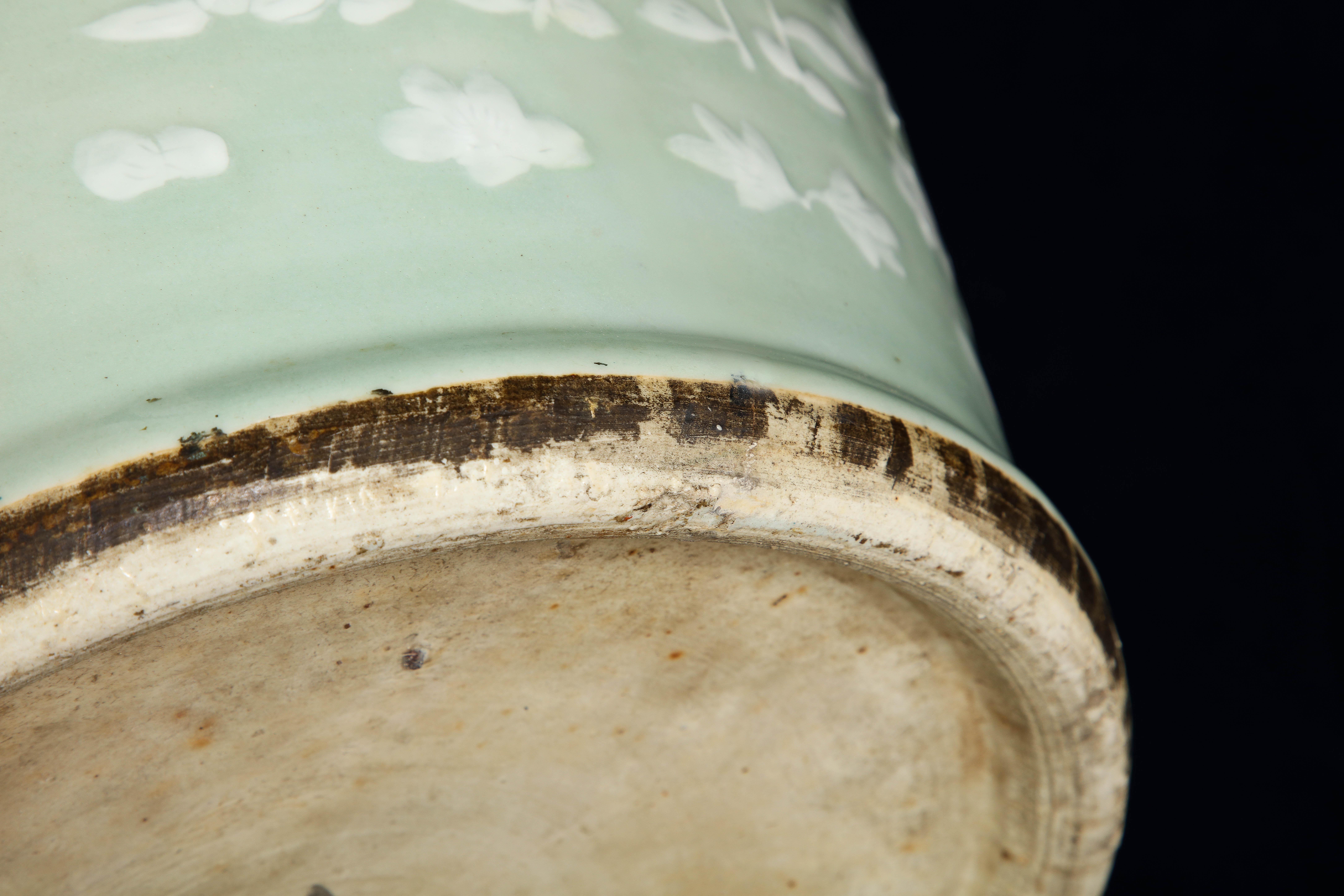 Grande vaso cinese del XIX secolo in celadon decorato con manici di cane Foo in vendita 13