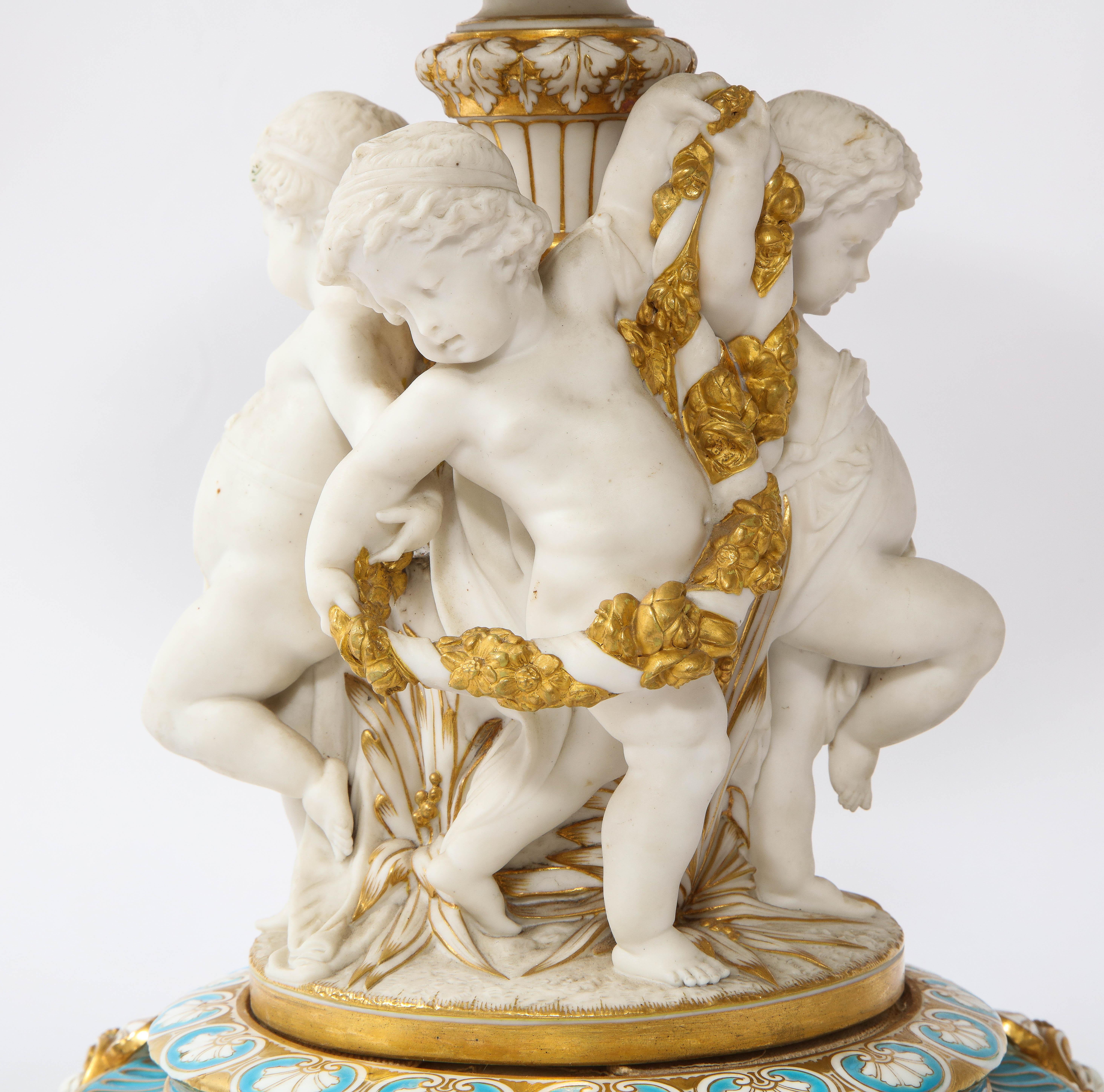 Grand centre de table en porcelaine biscuit de Mintons du 19ème siècle avec putti dansant en vente 2