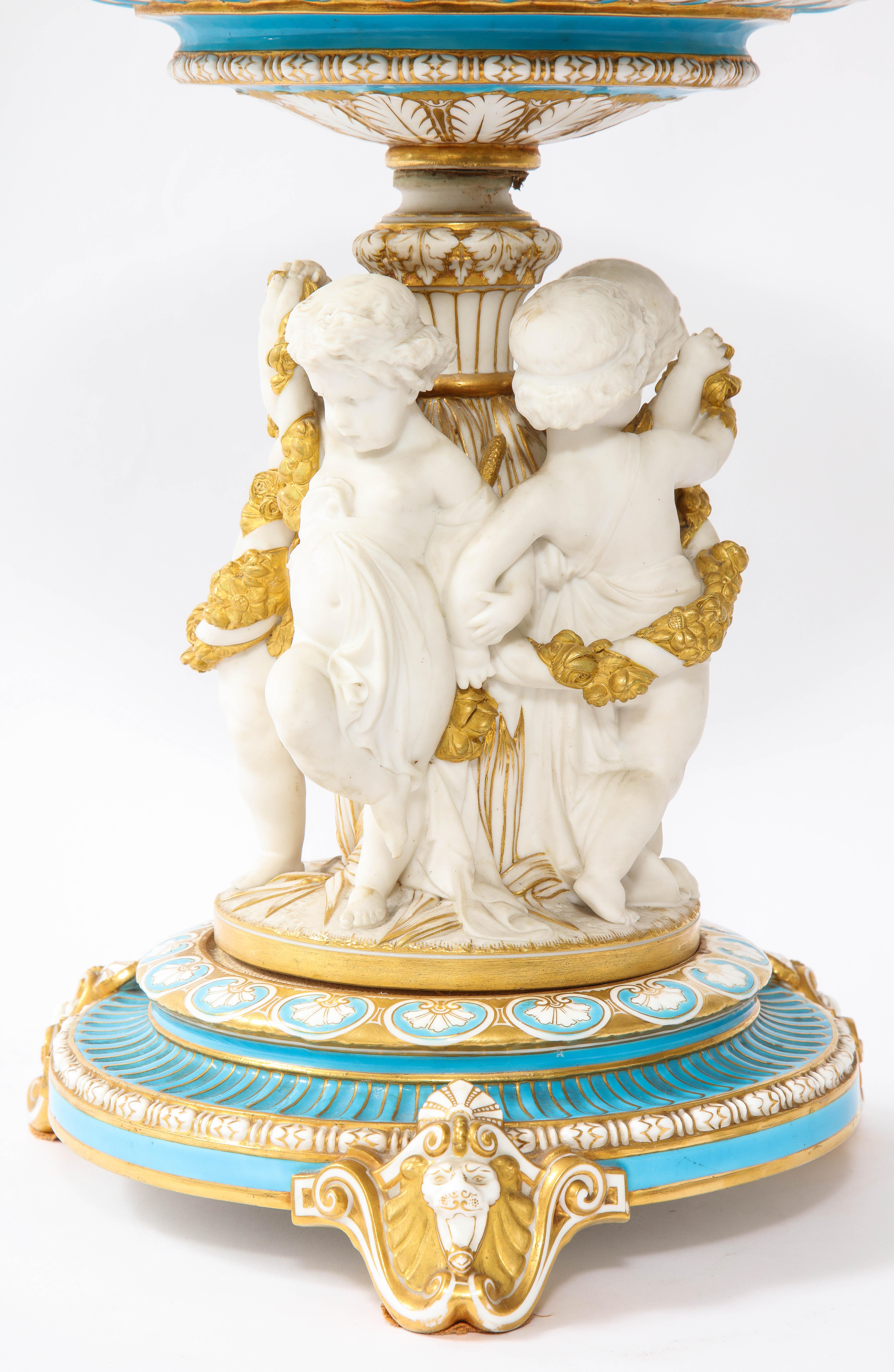 Grand centre de table en porcelaine biscuit de Mintons du 19ème siècle avec putti dansant en vente 3