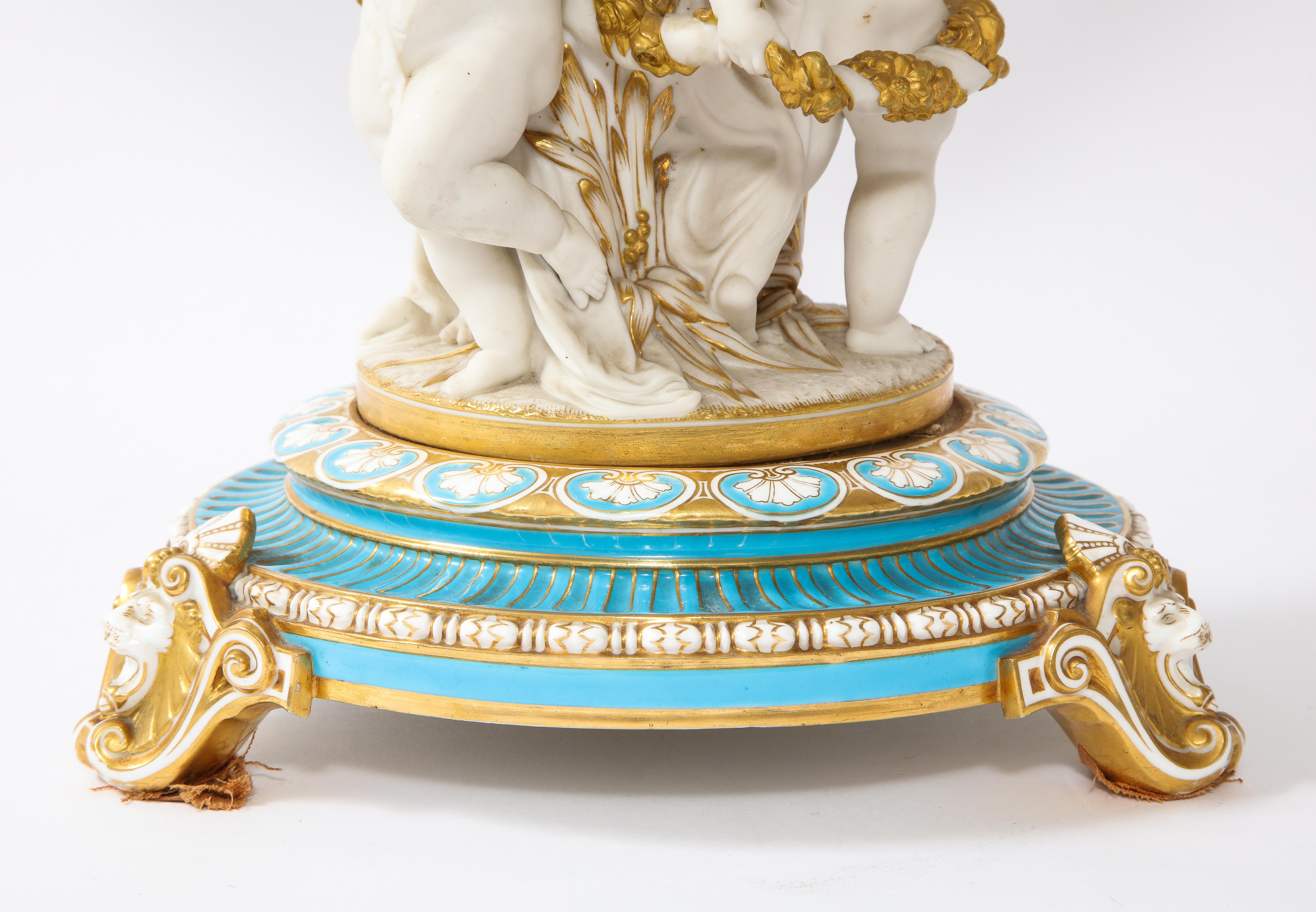 Grand centre de table en porcelaine biscuit de Mintons du 19ème siècle avec putti dansant en vente 4