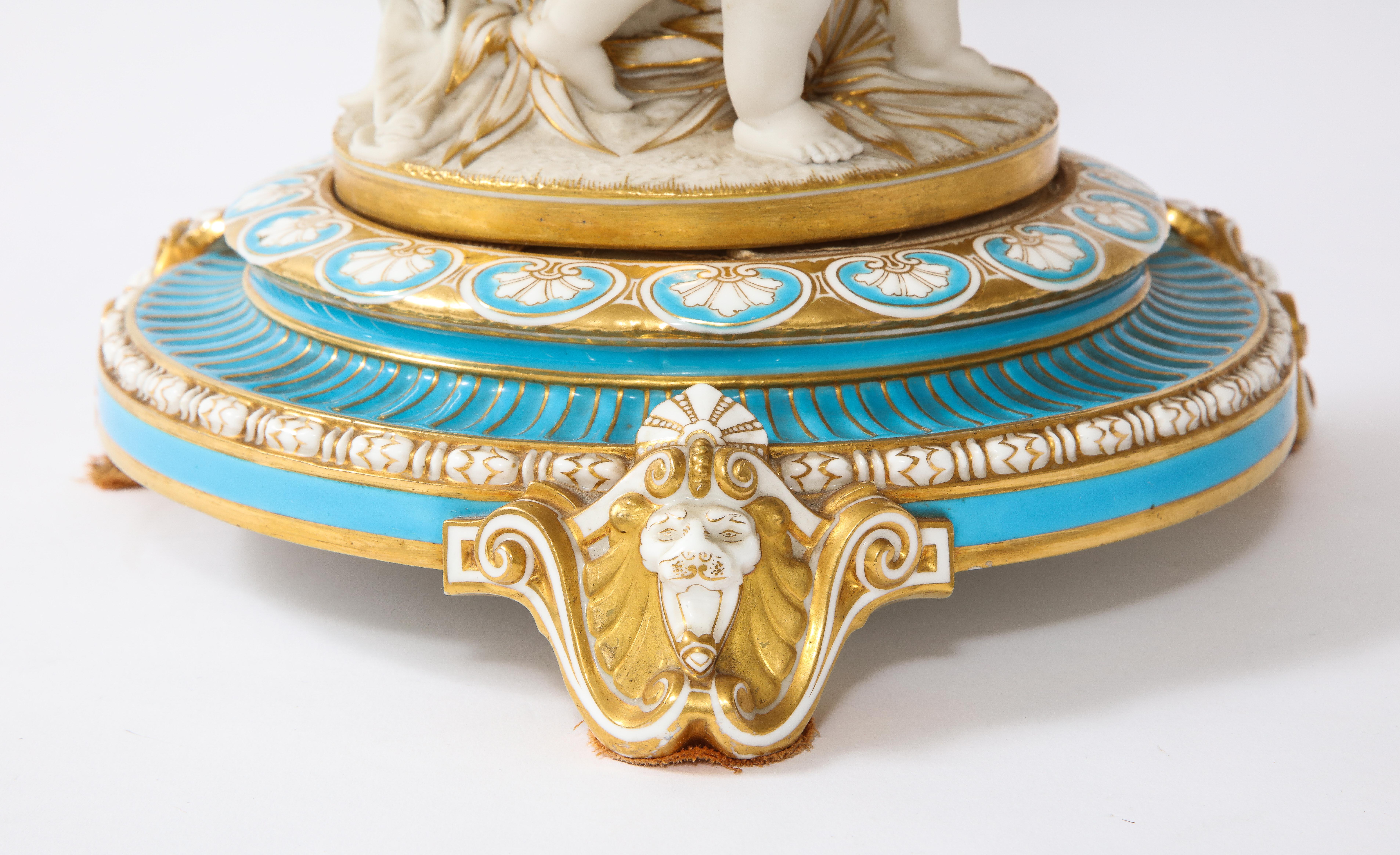 Grand centre de table en porcelaine biscuit de Mintons du 19ème siècle avec putti dansant en vente 5