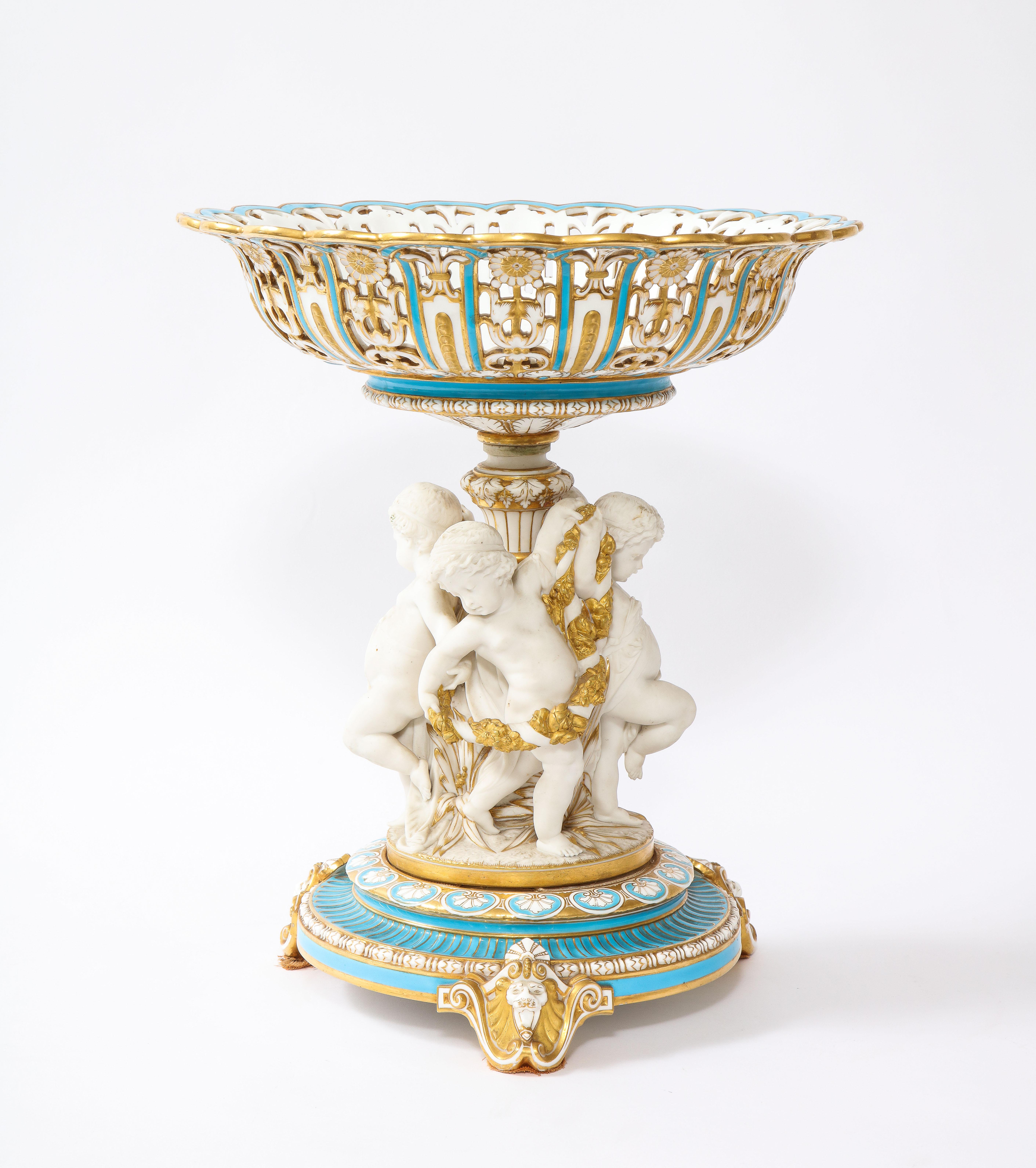 Louis XVI Grand centre de table en porcelaine biscuit de Mintons du 19ème siècle avec putti dansant en vente