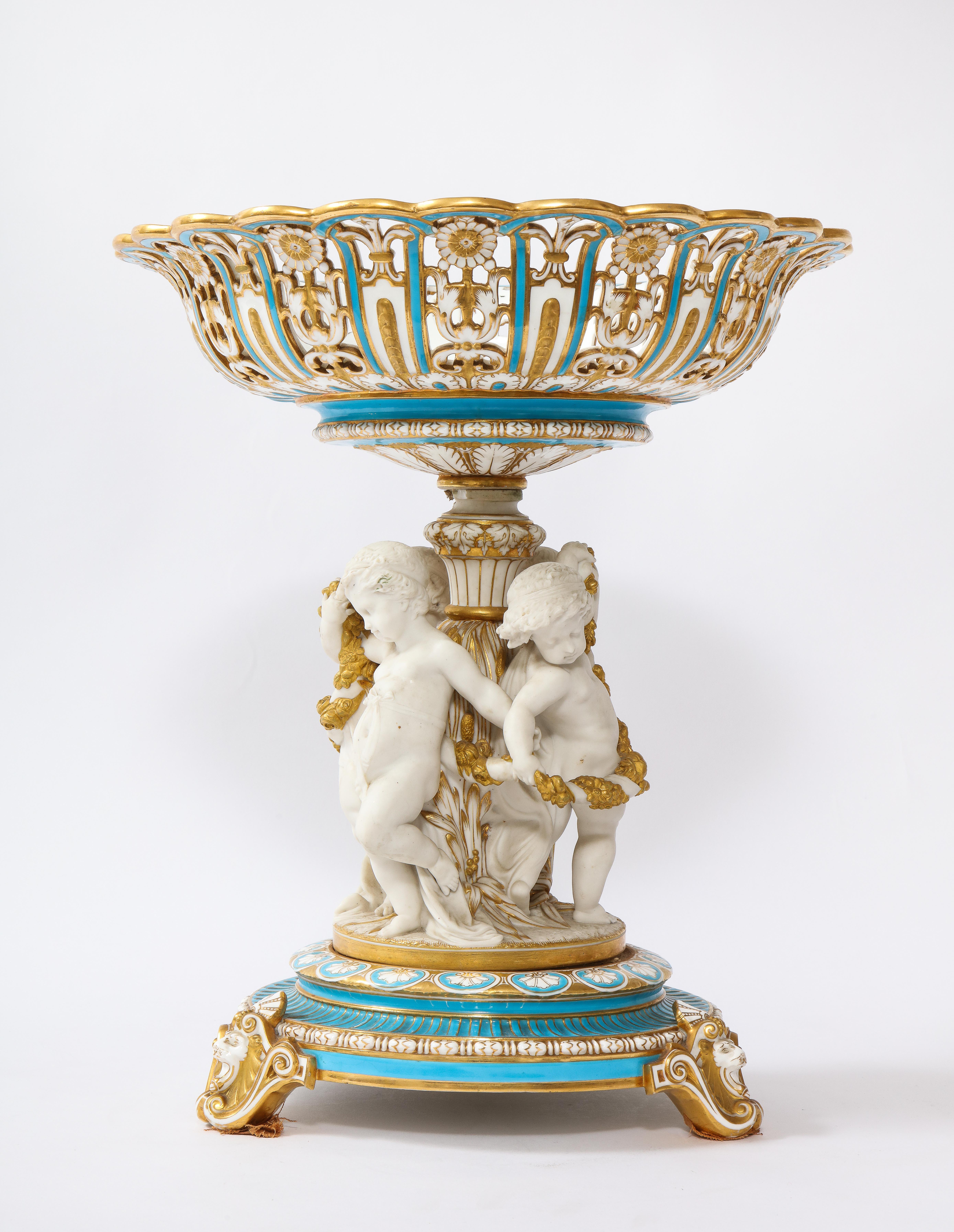 Anglais Grand centre de table en porcelaine biscuit de Mintons du 19ème siècle avec putti dansant en vente