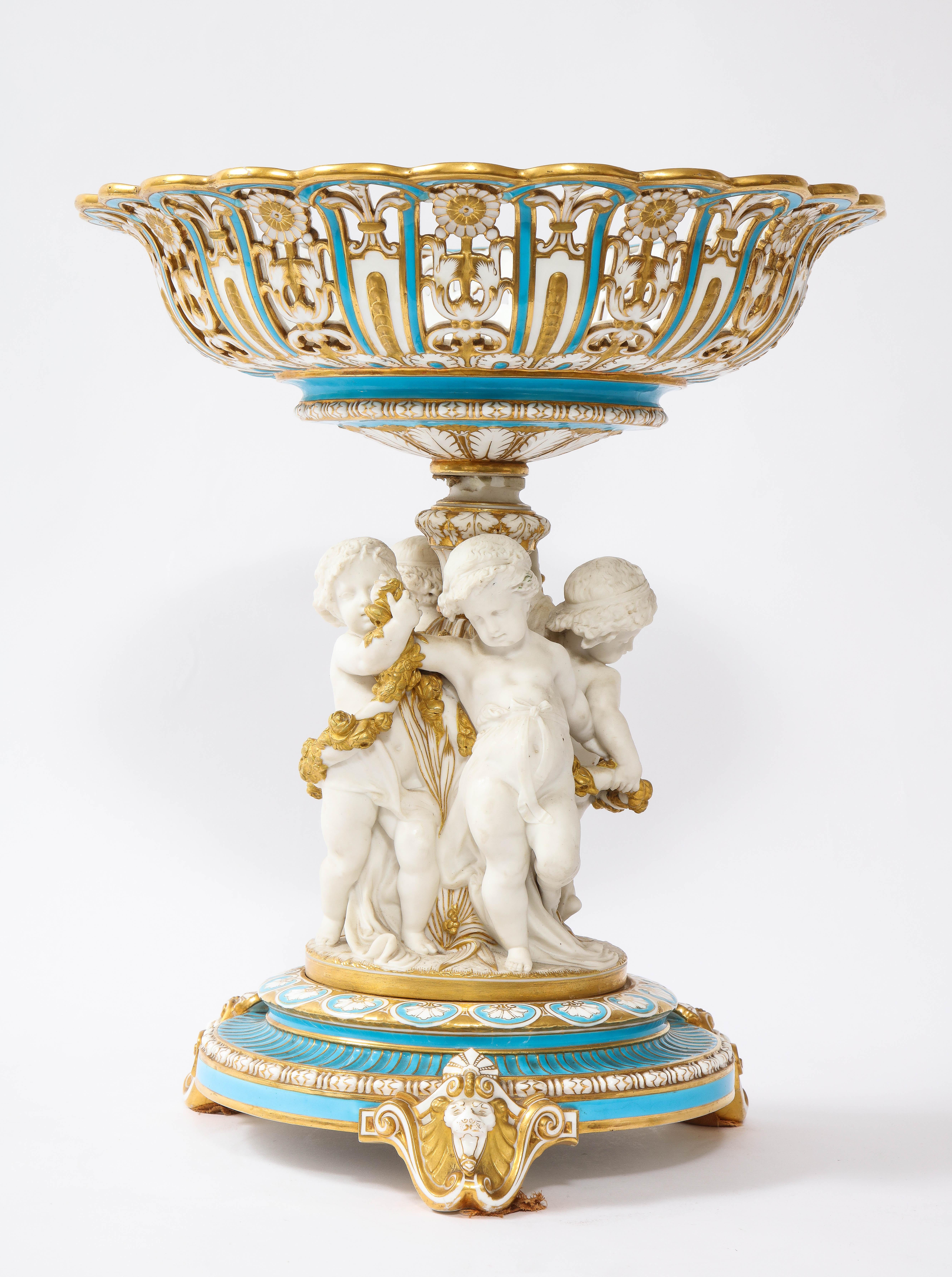 Émaillé Grand centre de table en porcelaine biscuit de Mintons du 19ème siècle avec putti dansant en vente
