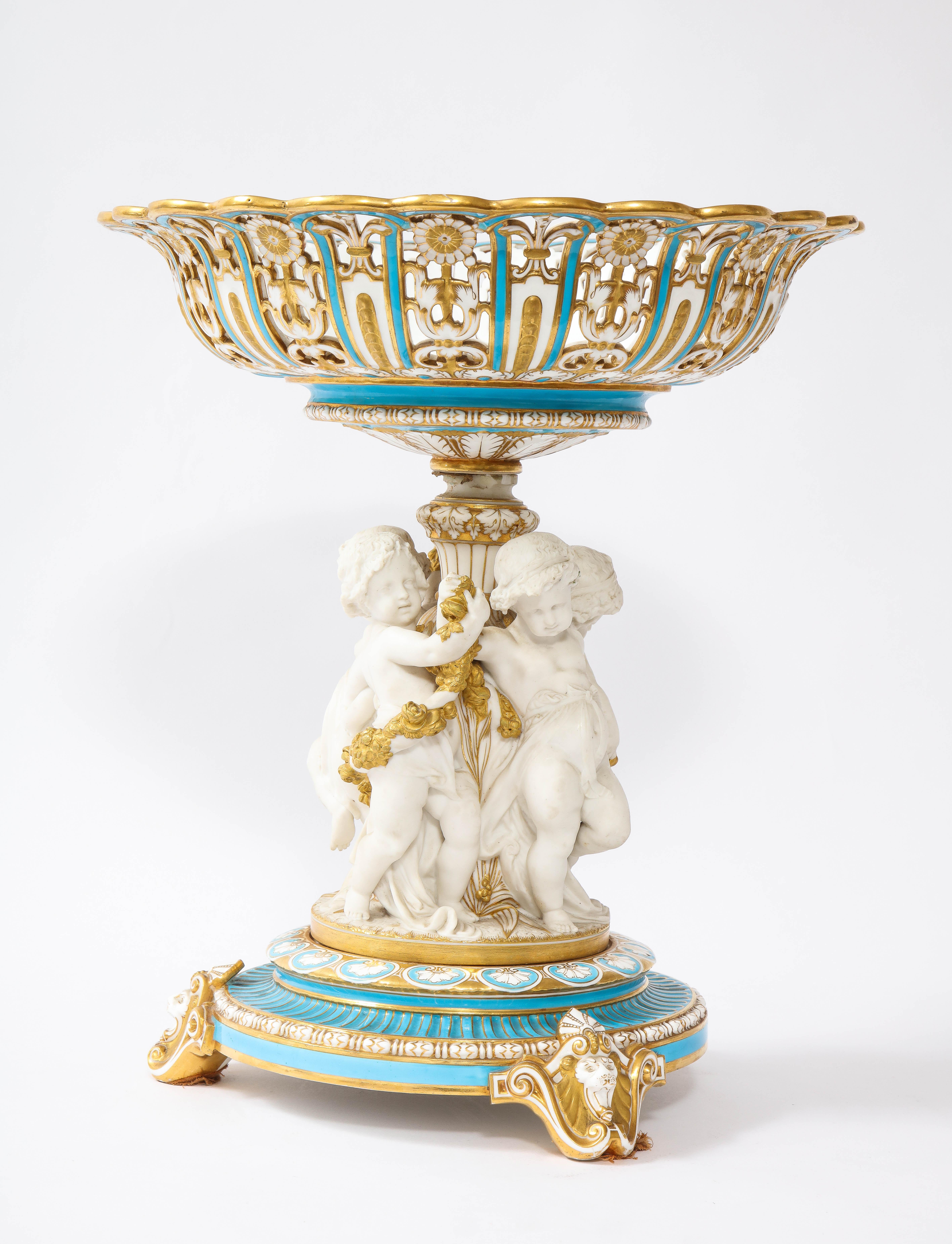Grand centre de table en porcelaine biscuit de Mintons du 19ème siècle avec putti dansant Bon état - En vente à New York, NY