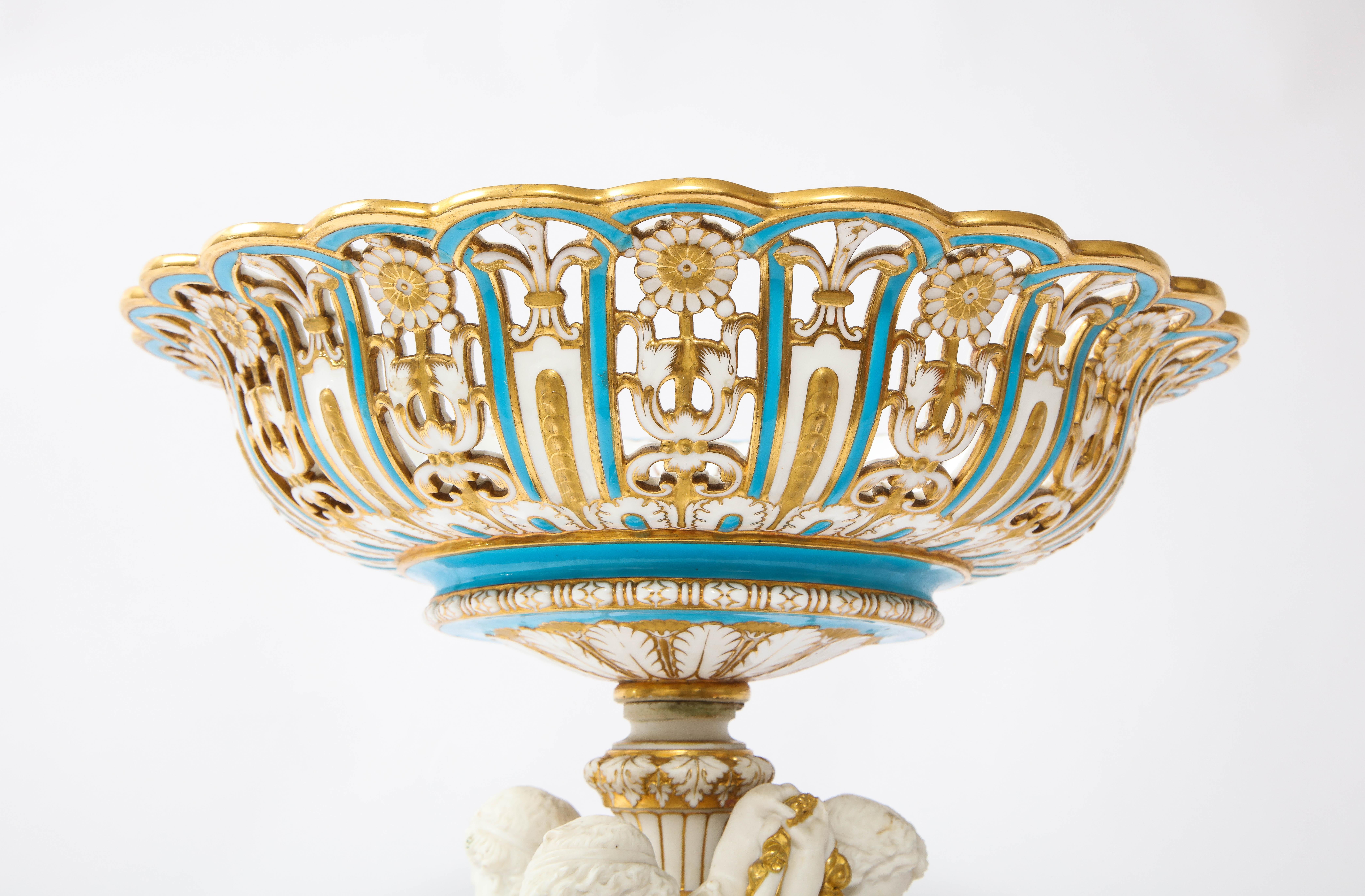 Fin du XIXe siècle Grand centre de table en porcelaine biscuit de Mintons du 19ème siècle avec putti dansant en vente