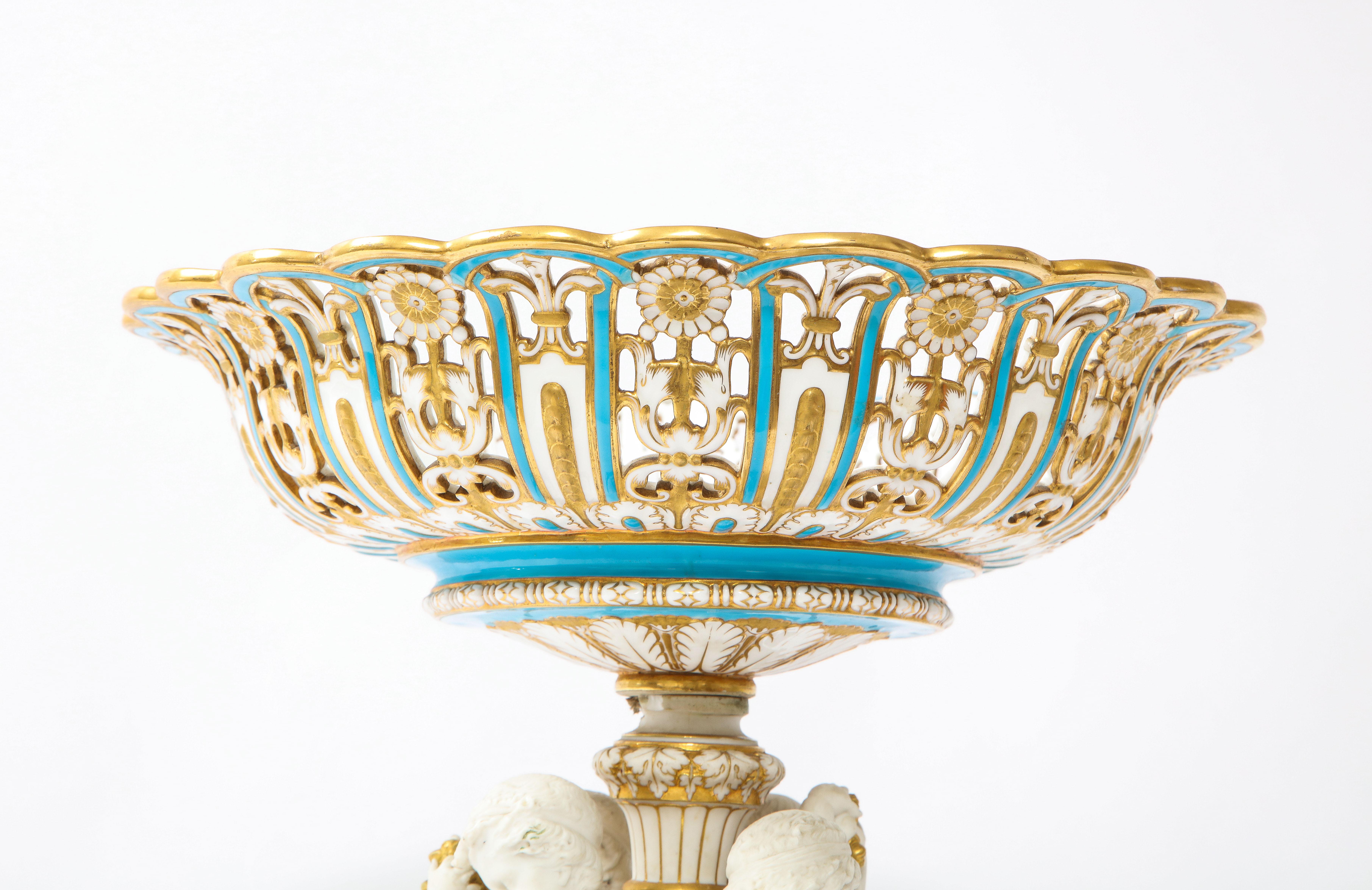 Porcelaine Grand centre de table en porcelaine biscuit de Mintons du 19ème siècle avec putti dansant en vente