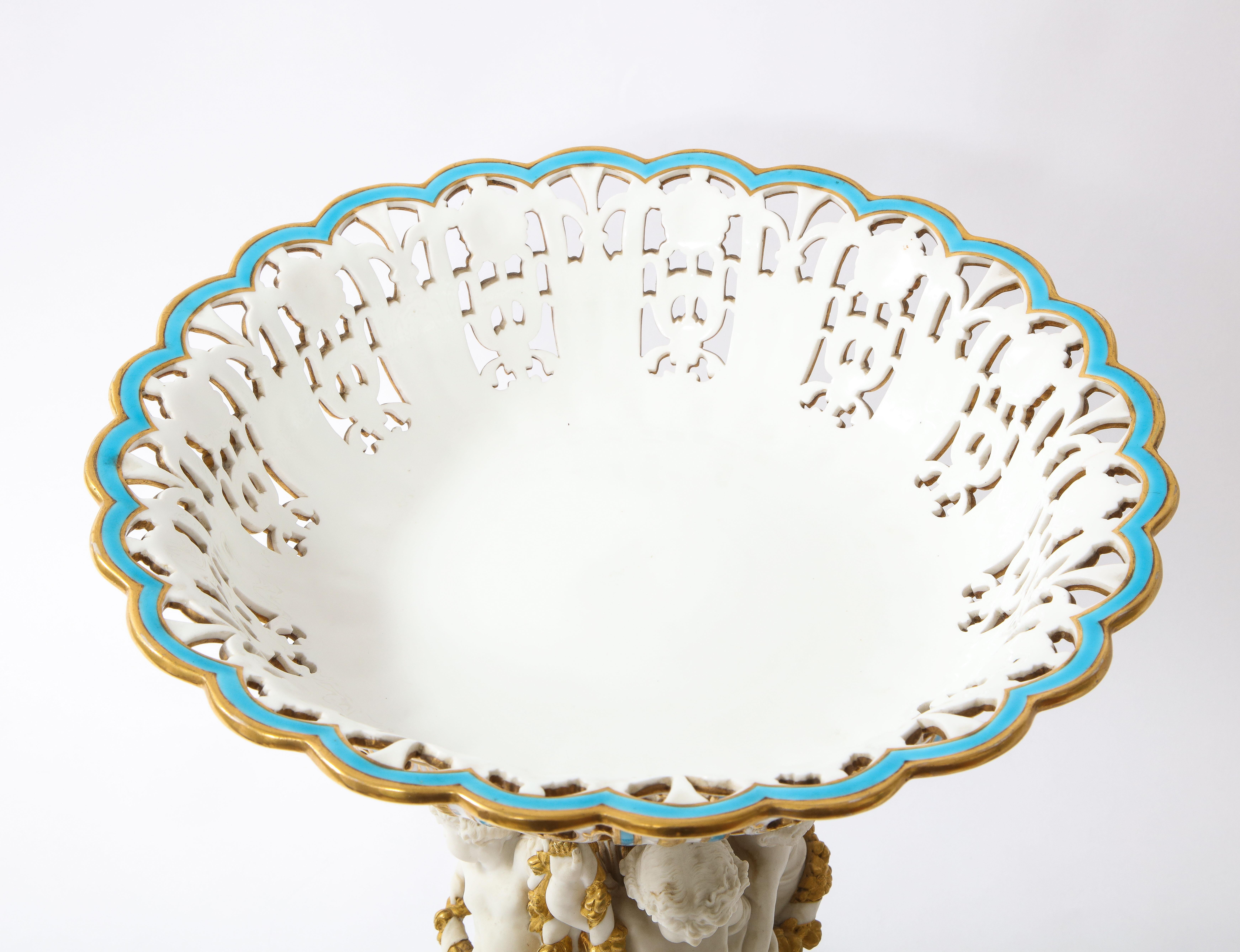 Grand centre de table en porcelaine biscuit de Mintons du 19ème siècle avec putti dansant en vente 1