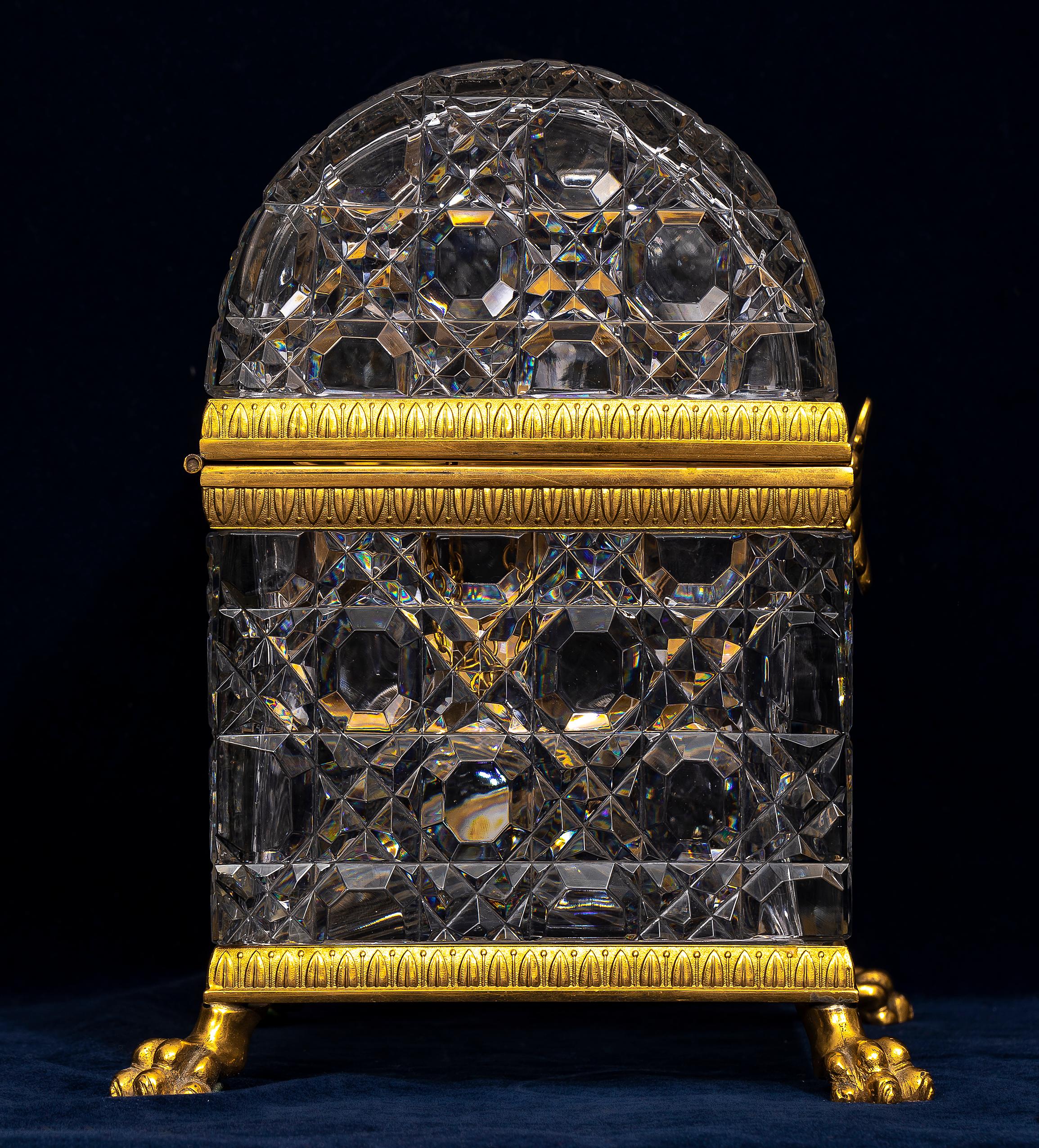 A.I.C. Grande scatola di cristallo prismatico con piedi montati in ormolu del XIX secolo, piano bombato in vendita 2