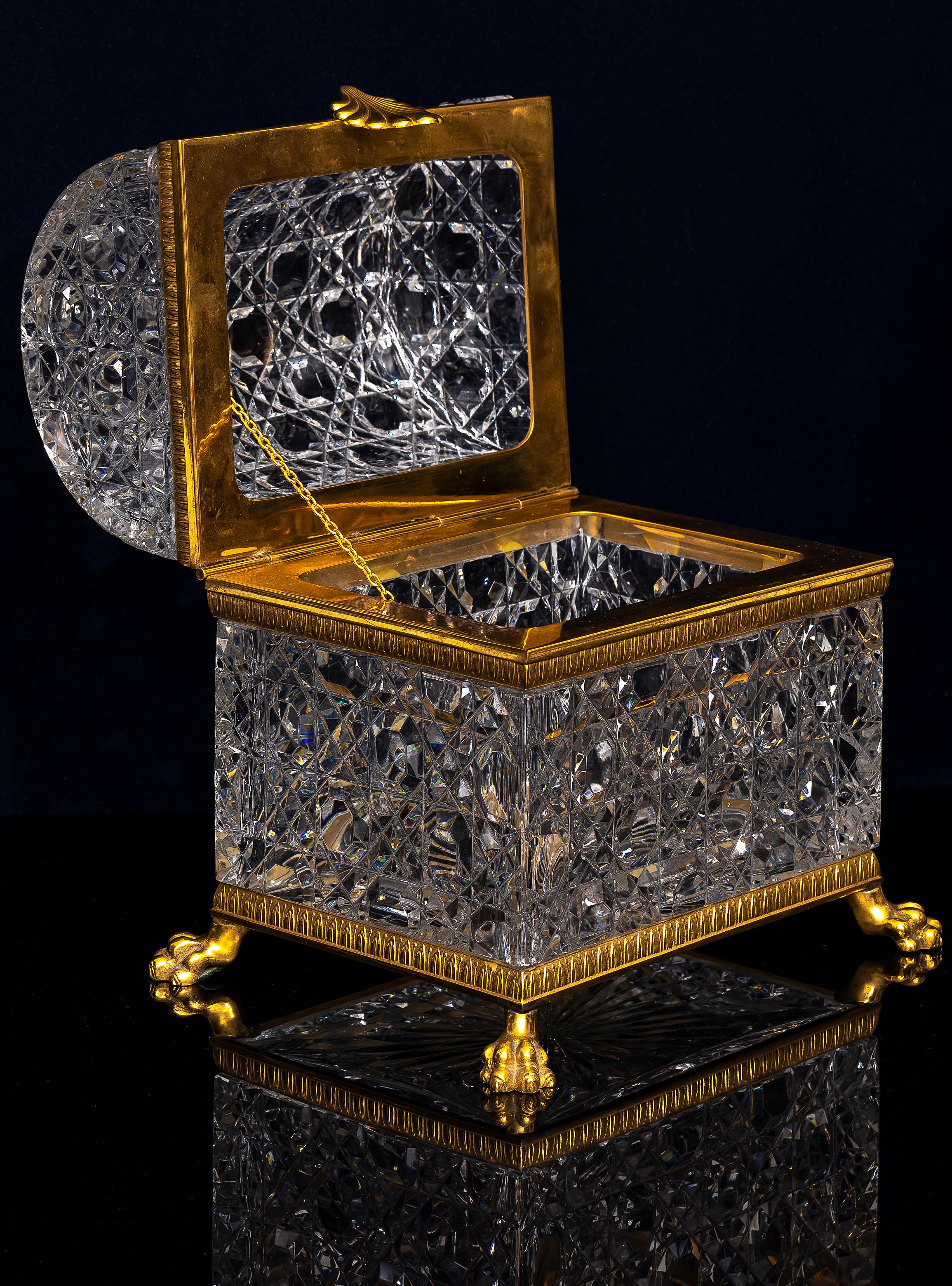 A.I.C. Grande scatola di cristallo prismatico con piedi montati in ormolu del XIX secolo, piano bombato in vendita 3
