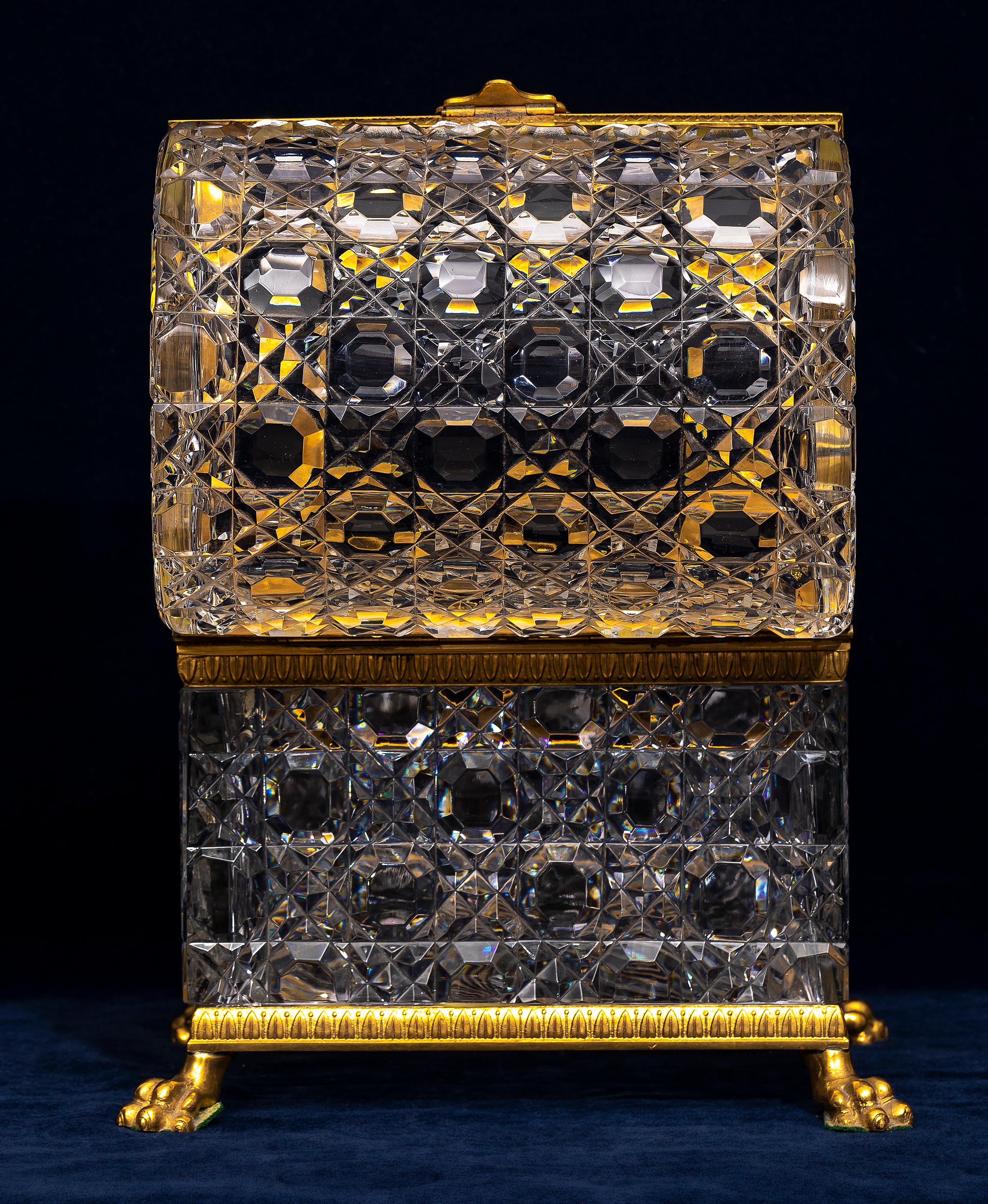 A.I.C. Grande scatola di cristallo prismatico con piedi montati in ormolu del XIX secolo, piano bombato in vendita 4