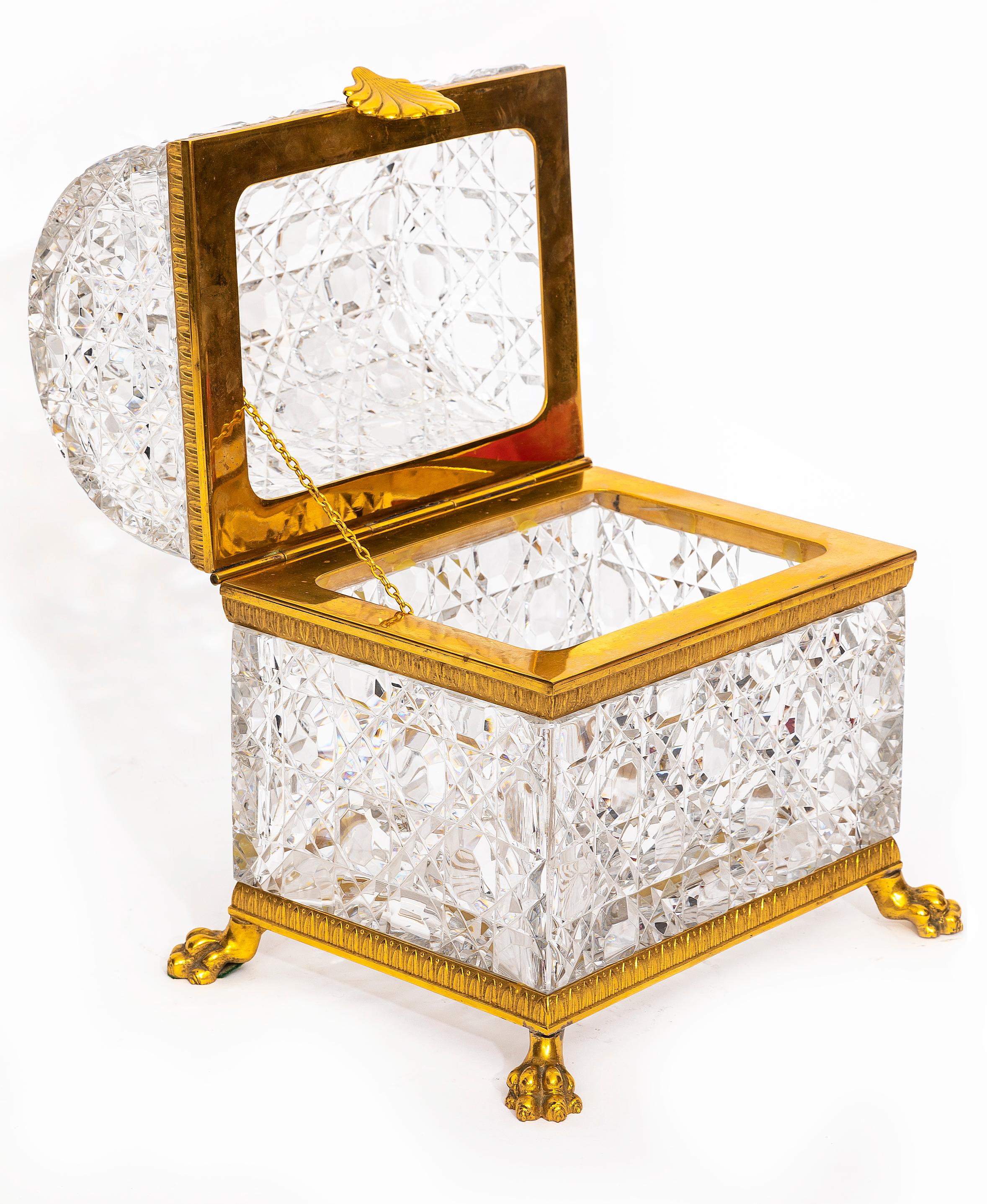 Francese A.I.C. Grande scatola di cristallo prismatico con piedi montati in ormolu del XIX secolo, piano bombato in vendita