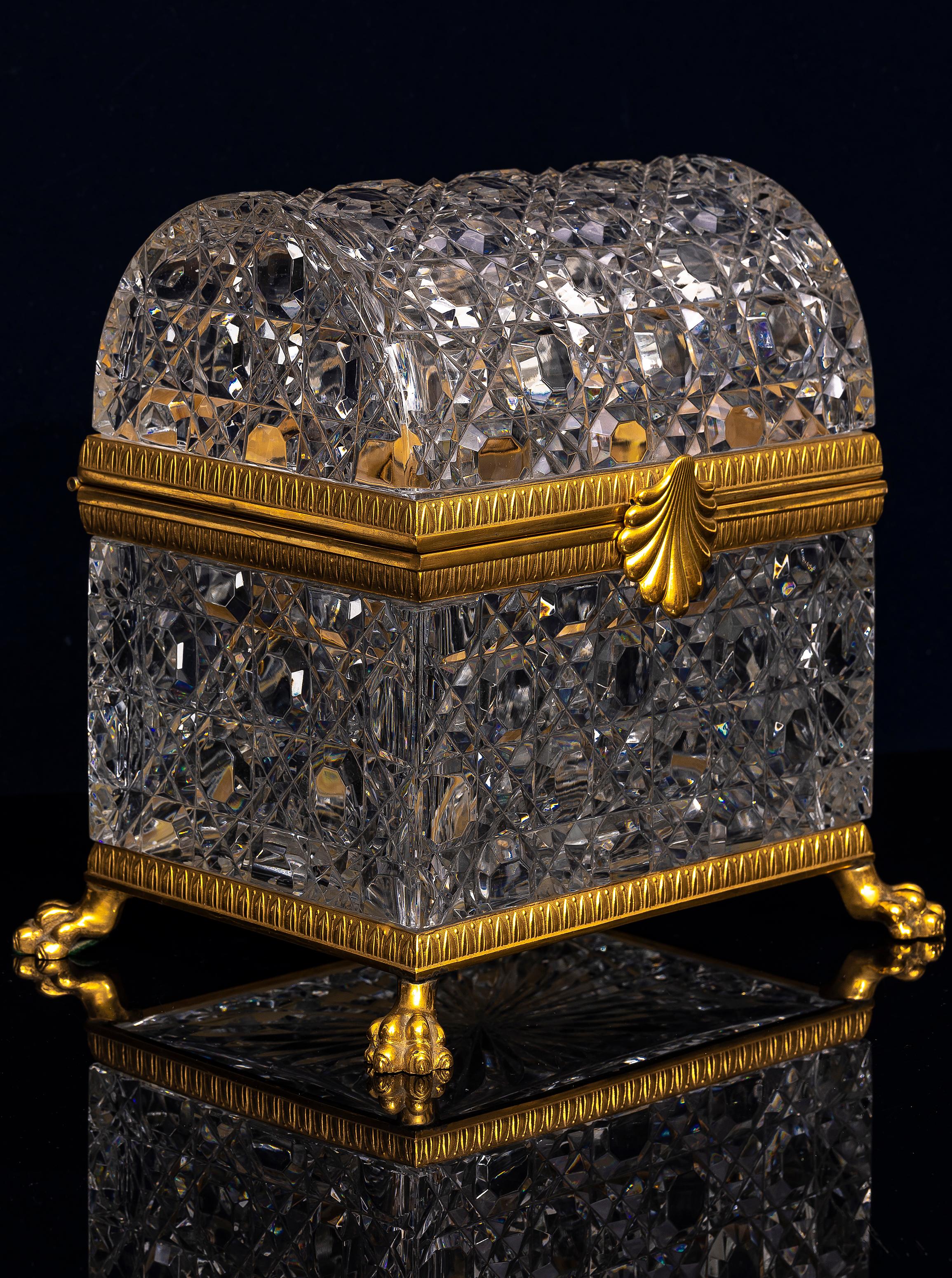 Cristallo A.I.C. Grande scatola di cristallo prismatico con piedi montati in ormolu del XIX secolo, piano bombato in vendita