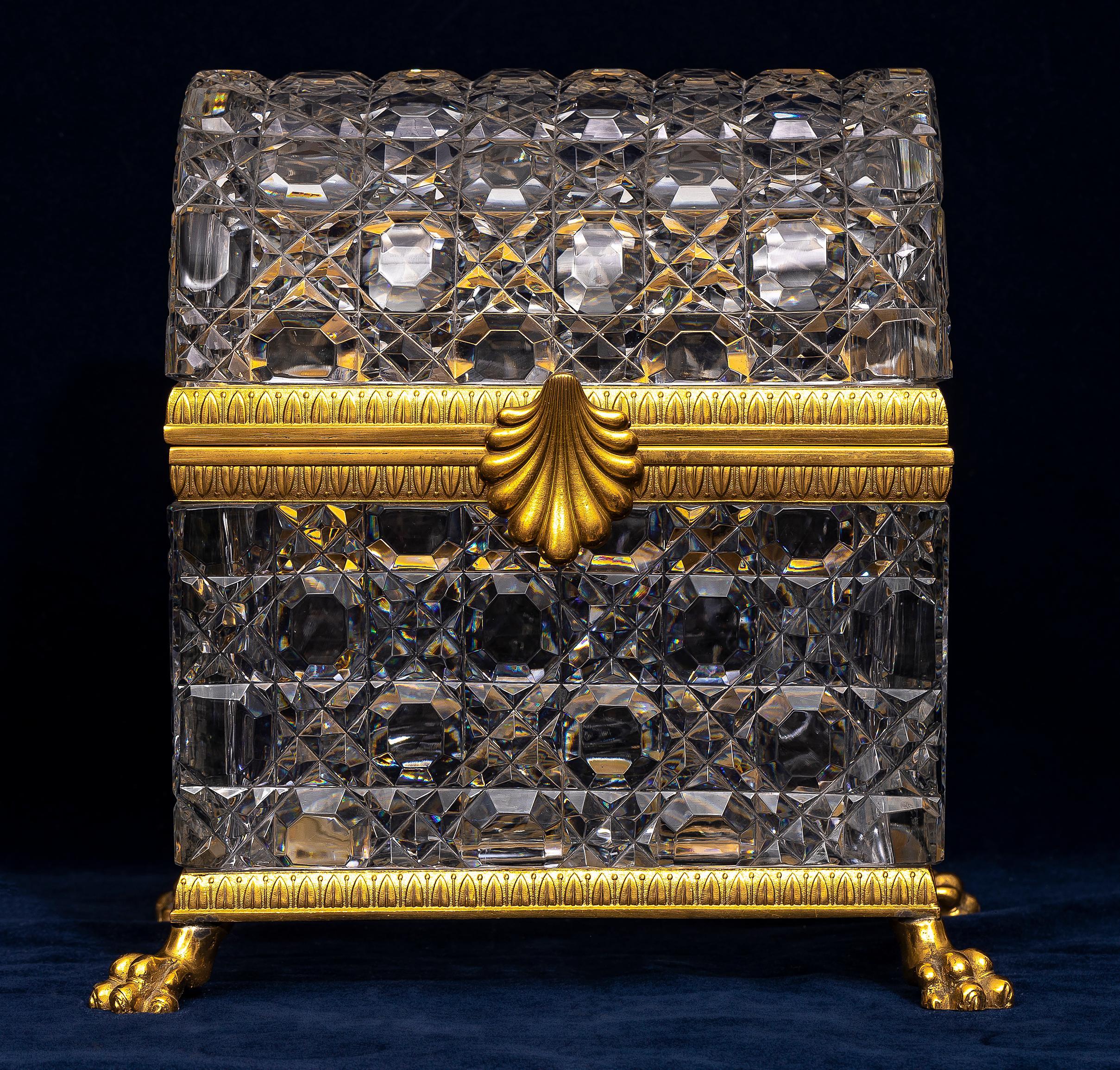 A.I.C. Grande scatola di cristallo prismatico con piedi montati in ormolu del XIX secolo, piano bombato in vendita 1