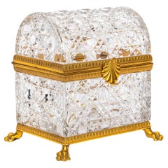 Gran caja francesa del siglo XIX de cristal prismático con pie y montura de ormolu, tapa abovedada