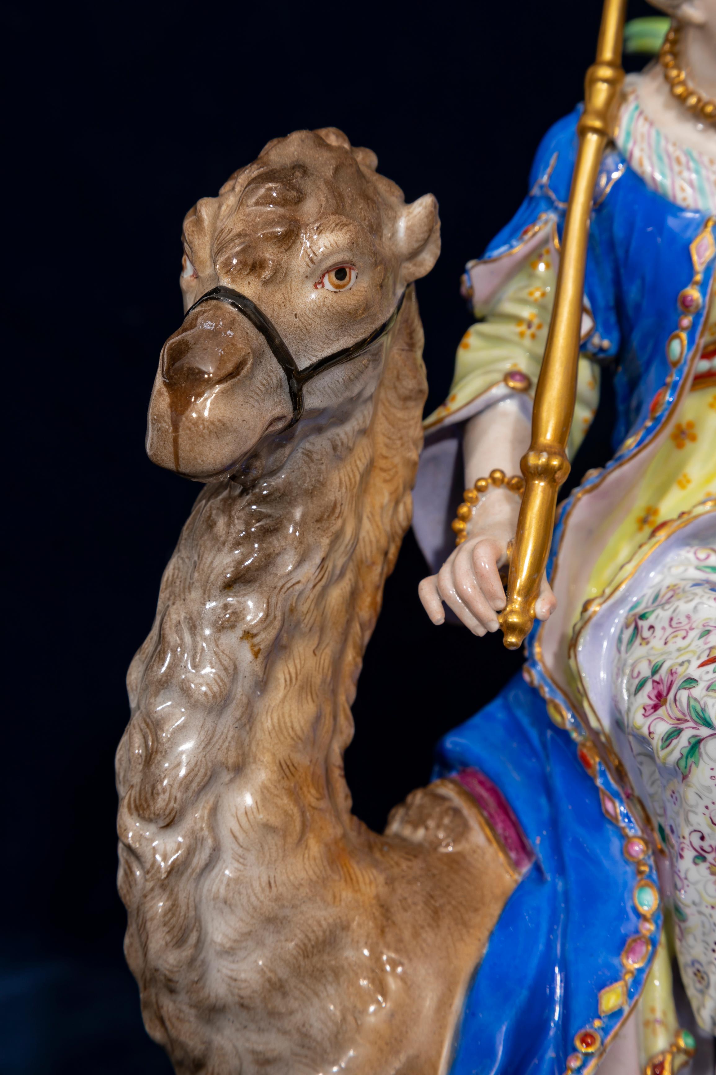 A.C.I.C. Porcelaine de Meissen Porcelain de grande taille représentant le continent asiatique, dame sur un chameau en vente 3
