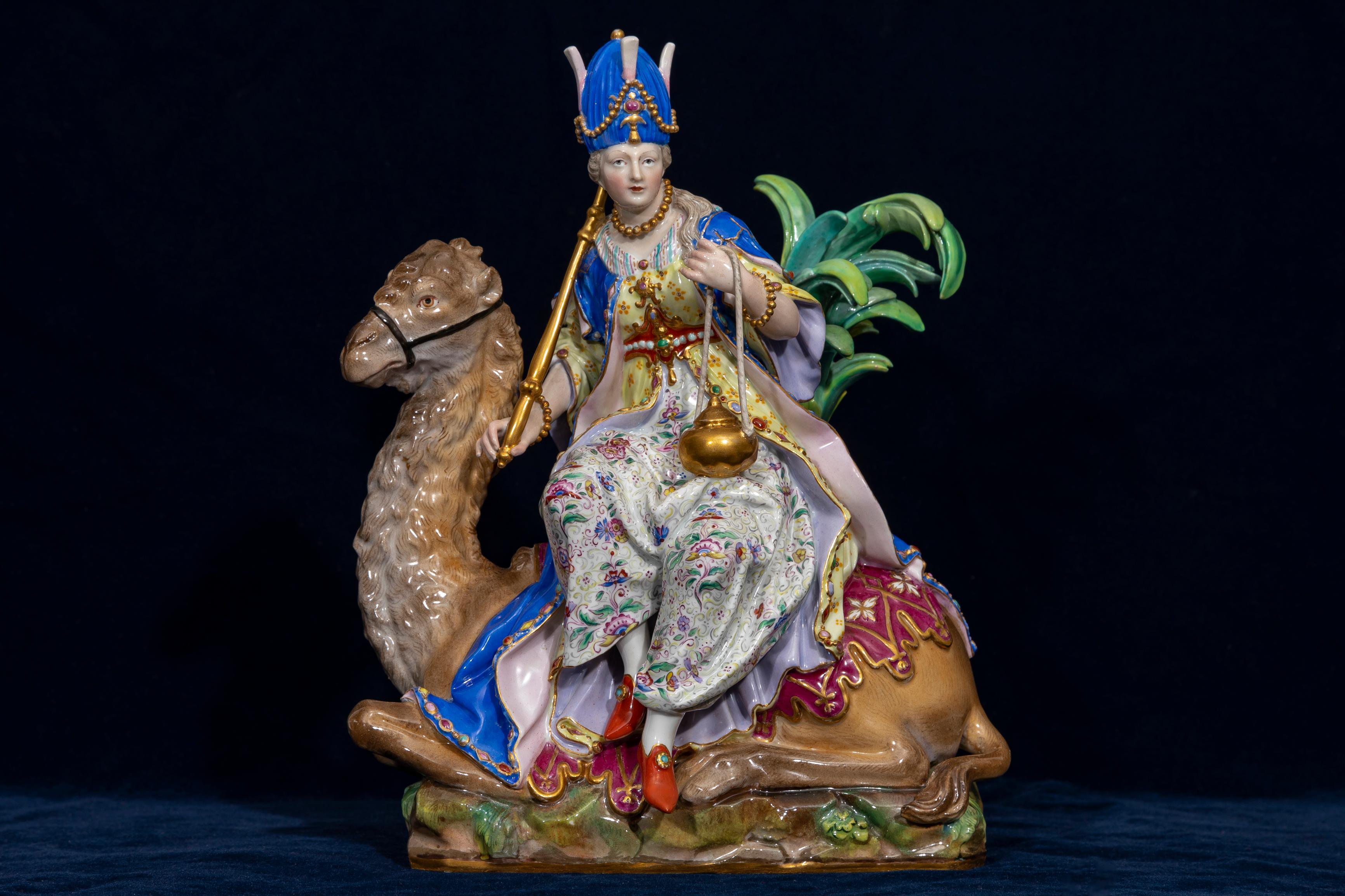 Magnifique et grande maquette en porcelaine de Meissen du XIXe siècle représentant le continent asiatique. La figure porte une coiffe élaborée avec une structure en forme de mitre bleue et blanche ornée de perles d'or et d'une pierre précieuse