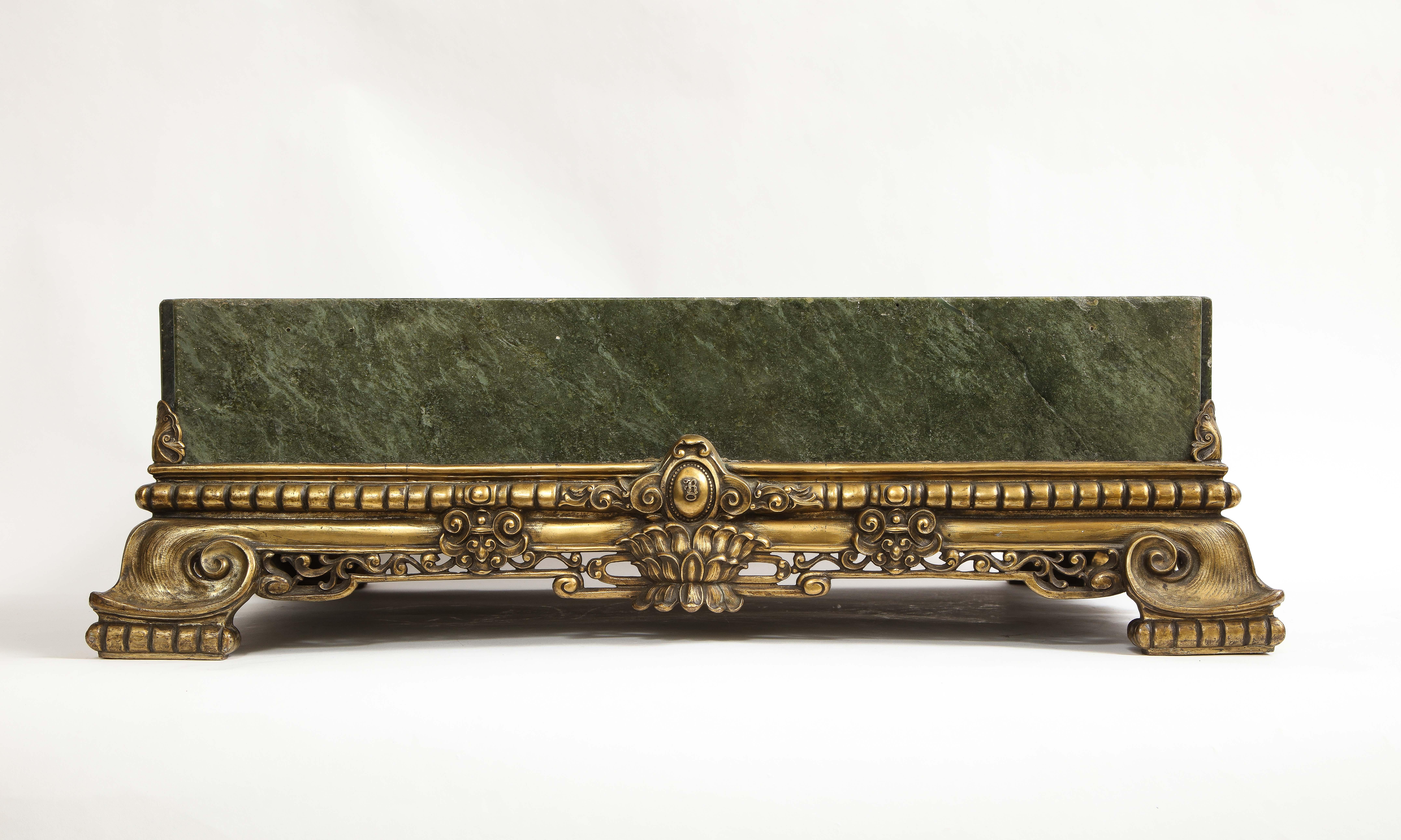 Großer russischer, handgeschnitzter, in Bronze gefasster Aventurin-Mitteltisch aus dem 19. Jahrhundert im Zustand „Gut“ im Angebot in New York, NY