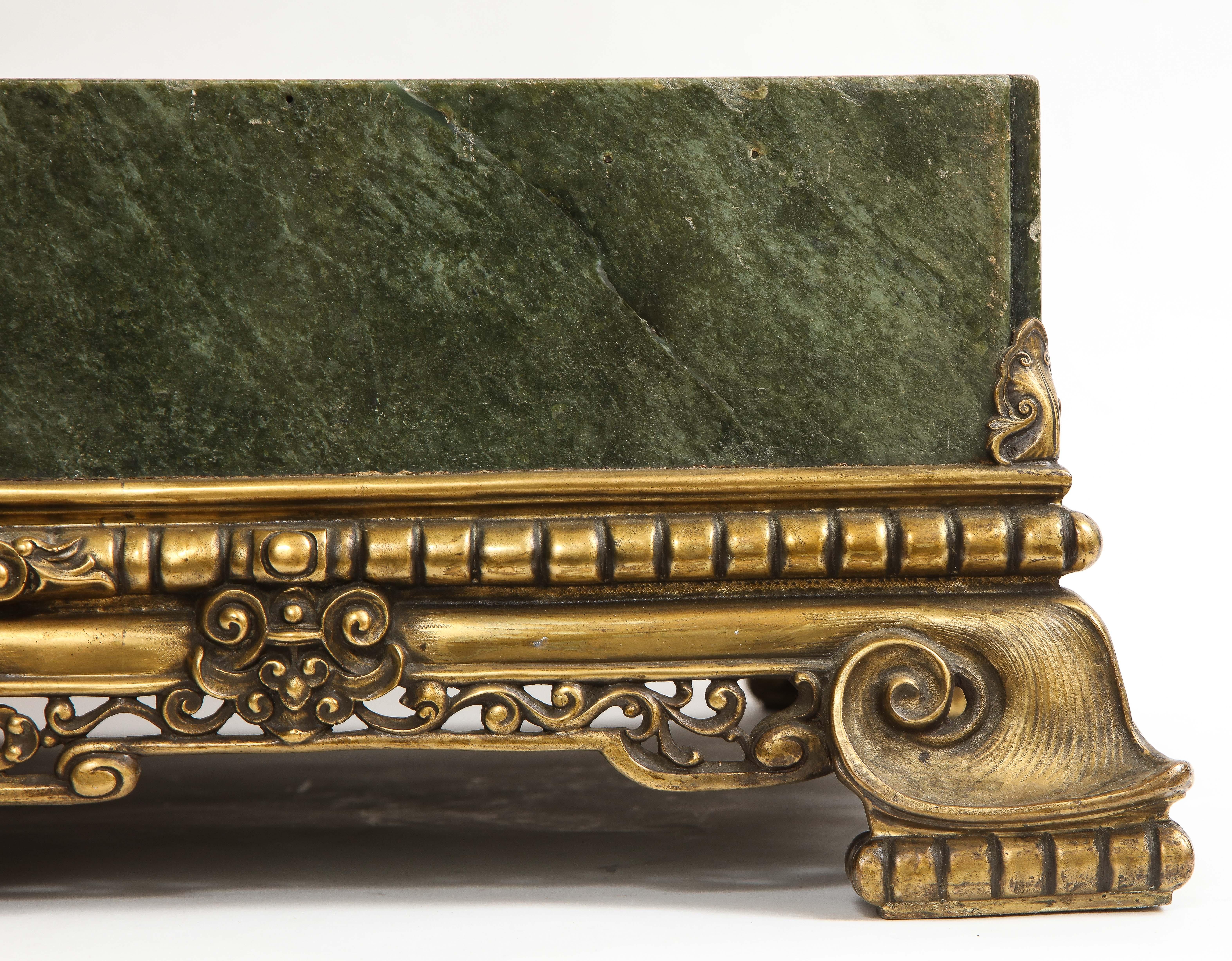 Großer russischer, handgeschnitzter, in Bronze gefasster Aventurin-Mitteltisch aus dem 19. Jahrhundert (Spätes 19. Jahrhundert) im Angebot