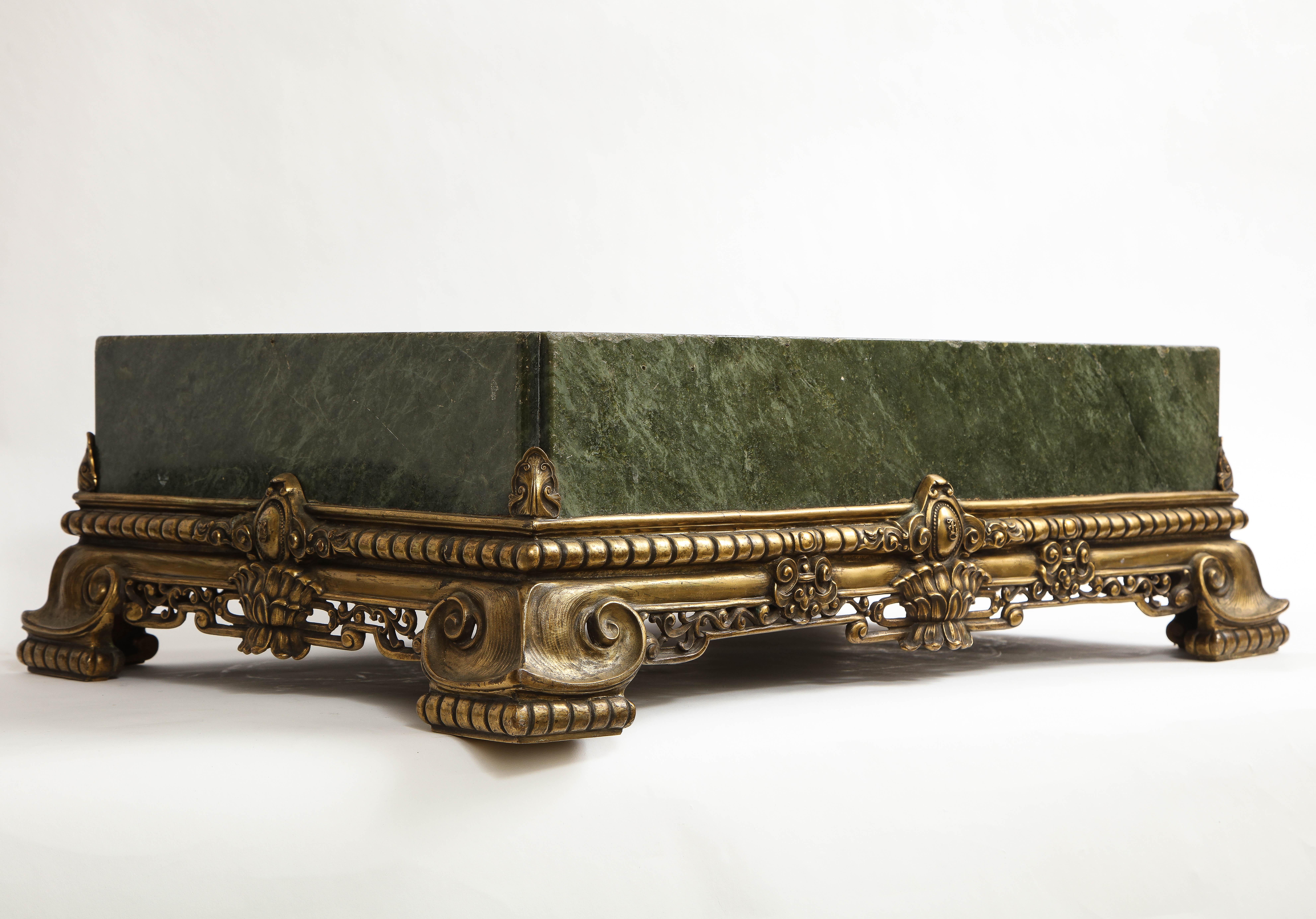 Großer russischer, handgeschnitzter, in Bronze gefasster Aventurin-Mitteltisch aus dem 19. Jahrhundert im Angebot 1