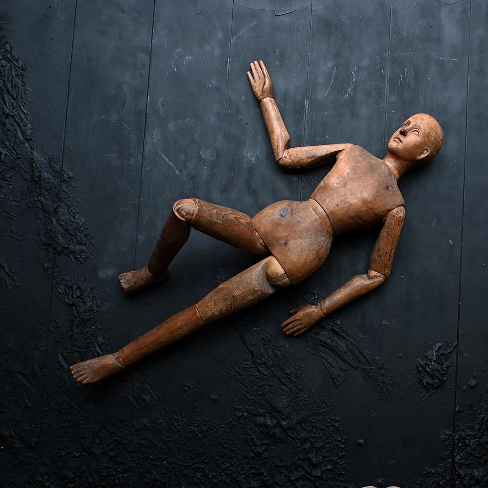 Une grande figure laïque d'artistes en pin articulé du 19ème siècle en vente 8
