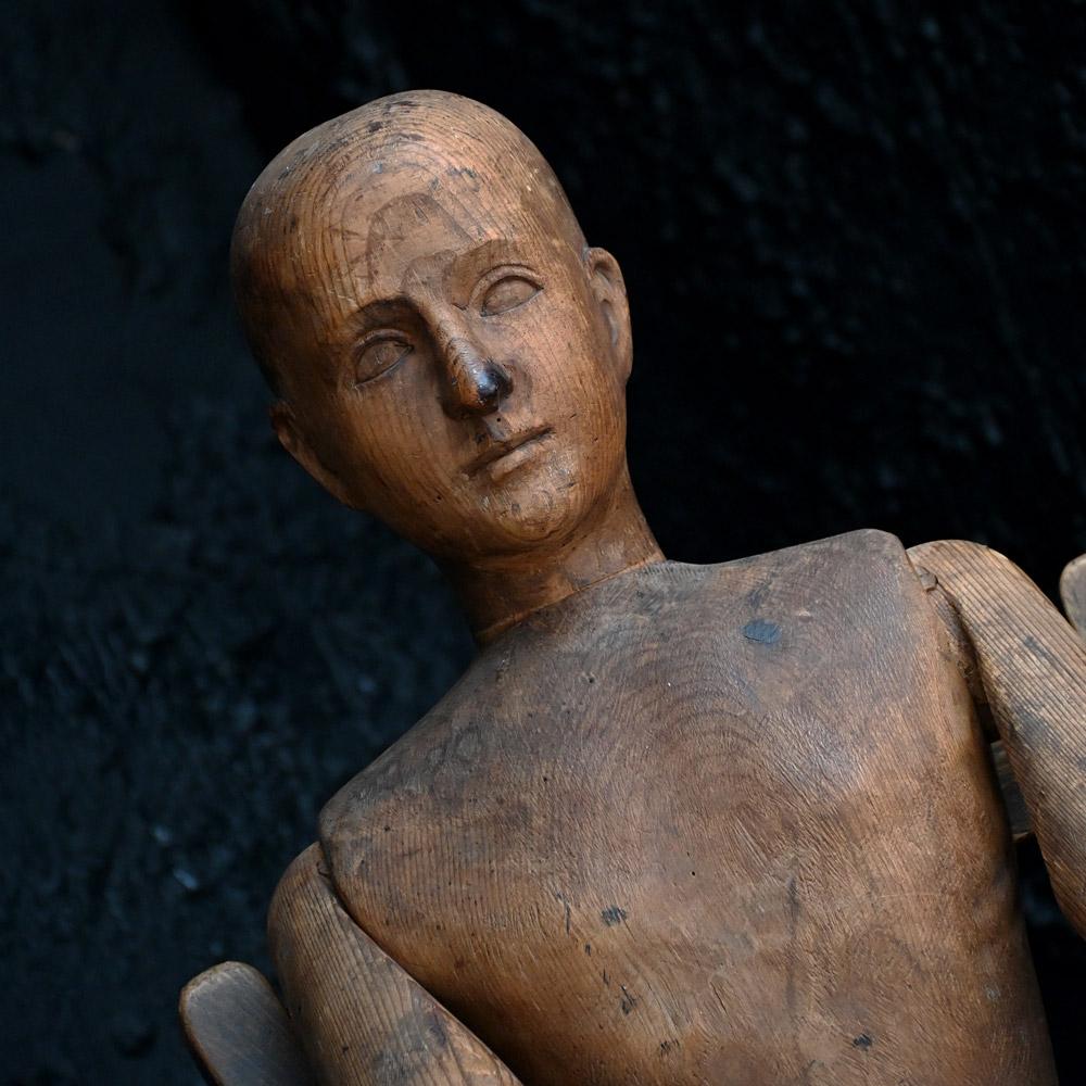 Une grande figure laïque d'artistes en pin articulé du 19ème siècle 

Un grand exemple intact d'une figure d'artiste en pin anglais de la fin du 19e siècle, entièrement articulée et de forme allongée. Très bonne forme, avec une usure due à l'âge,