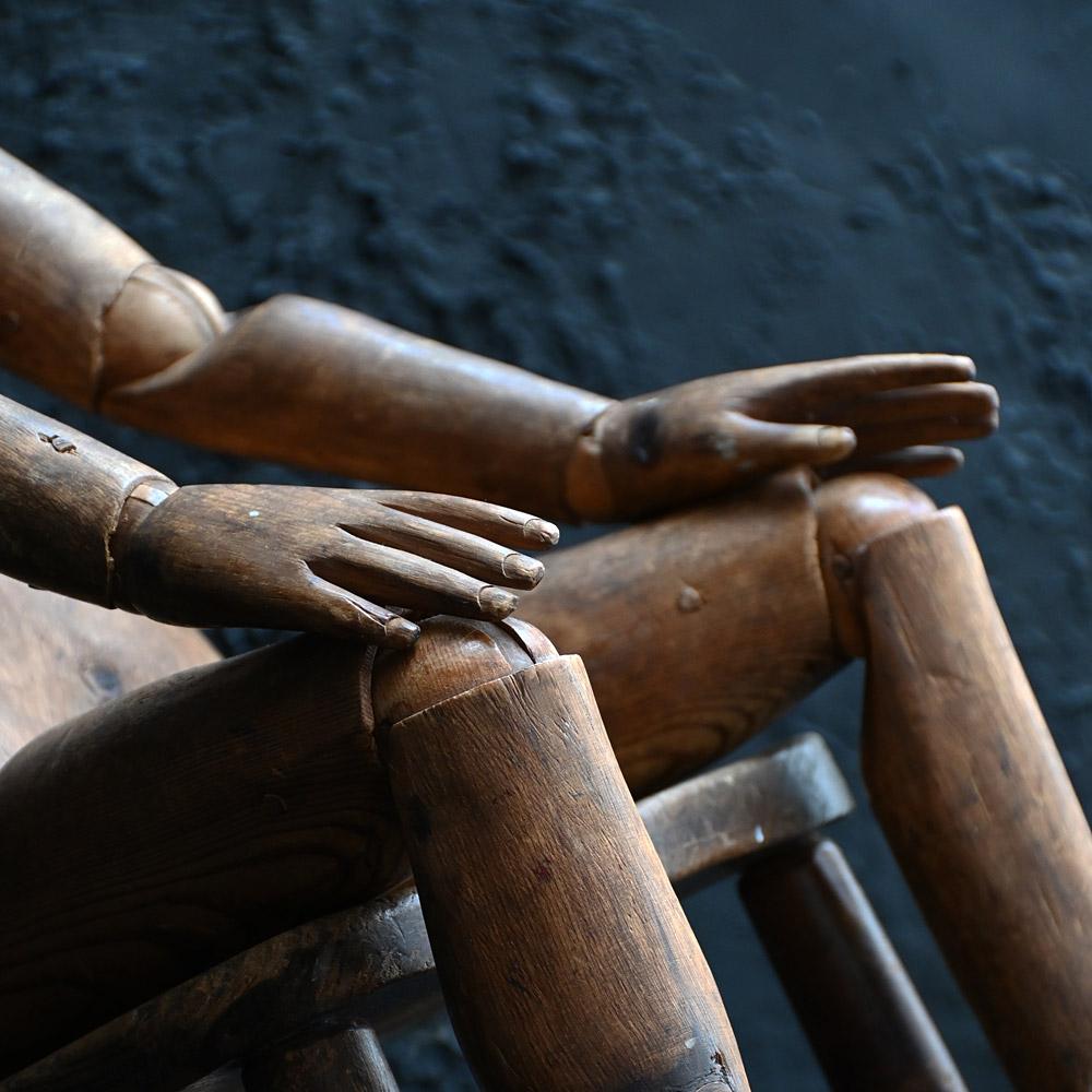 Sculpté à la main Une grande figure laïque d'artistes en pin articulé du 19ème siècle en vente