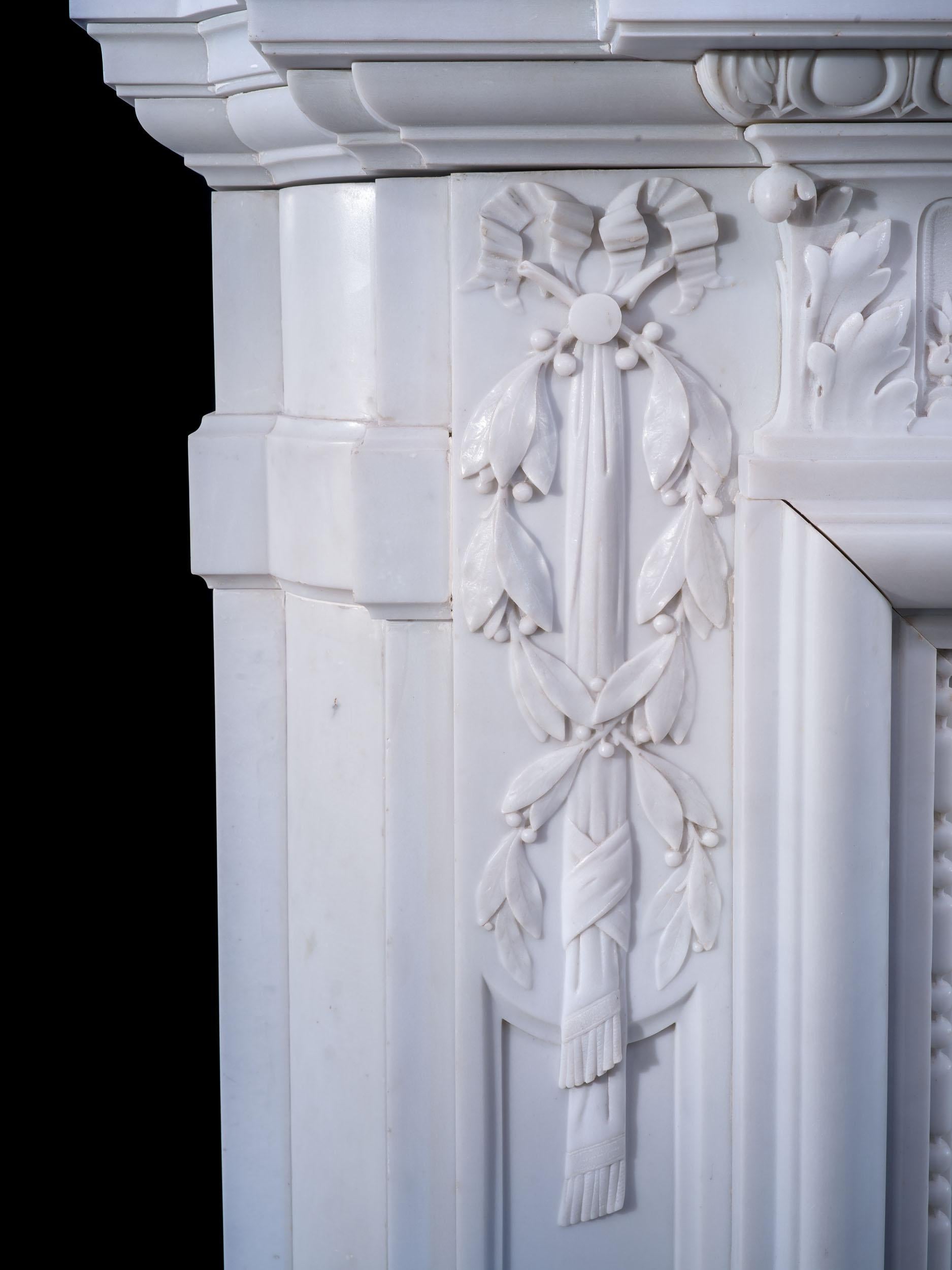 A Large 19th century Belgian Laurel Arched Fireplace Mantel In Good Condition For Sale In London, GB