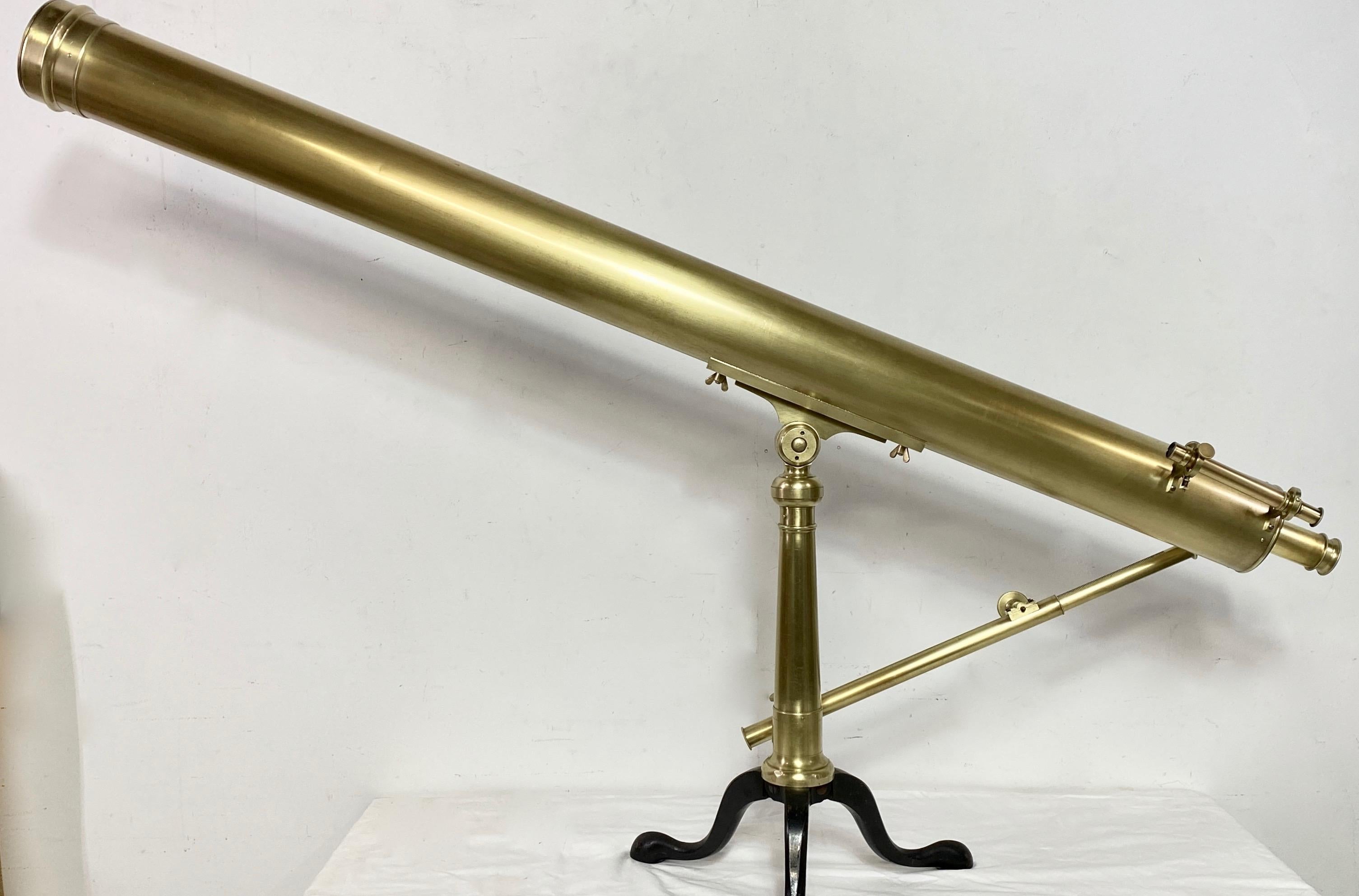 Une grande et impressionnante lunette de bibliothèque française en laiton du 19ème siècle marquée A. Bardou, Paris.
(Denis Albert Bardou ;  1841 - 1893)
Le télescope est monté sur un trépied en laiton et en fonte.   
Optique en bon état.
Dans
