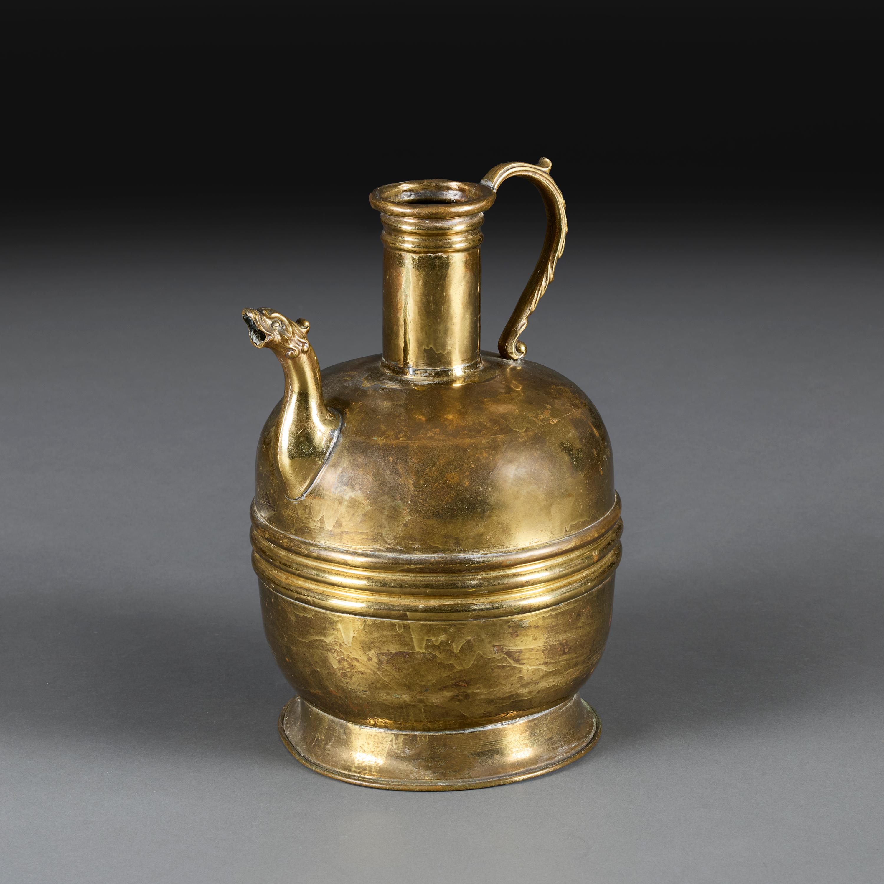 Grande vaso in ottone del XIX secolo con beccuccio zoomorfo In condizioni buone in vendita a London, GB