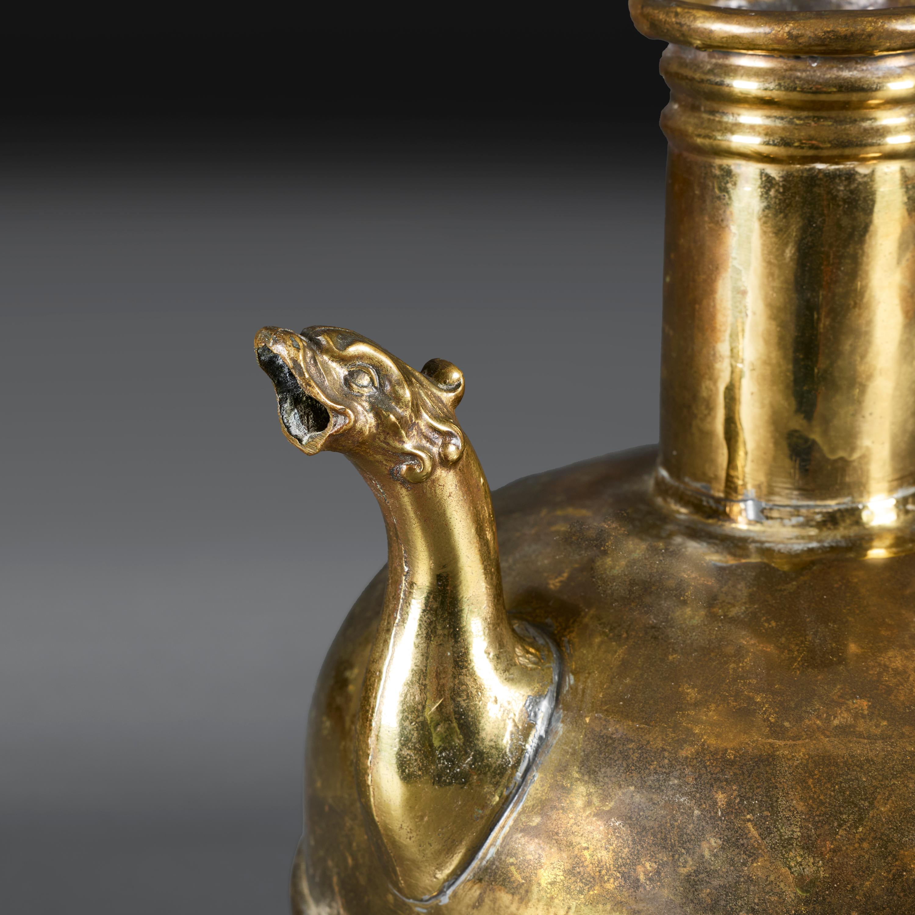 Ottone Grande vaso in ottone del XIX secolo con beccuccio zoomorfo in vendita