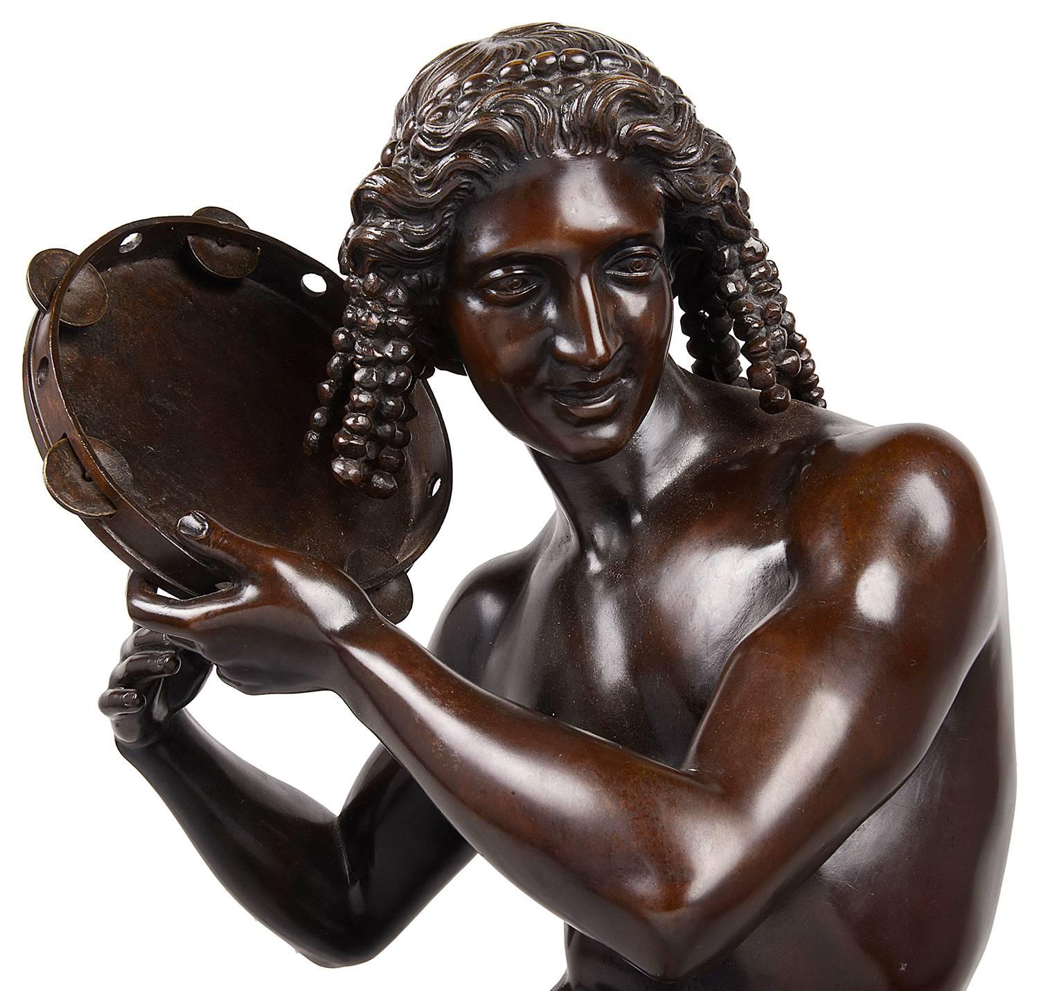 Grande et impressionnante statue en bronze du XIXe siècle représentant un danseur napolitain tenant un tambourin. D'après Francisque-Joseph Duret.