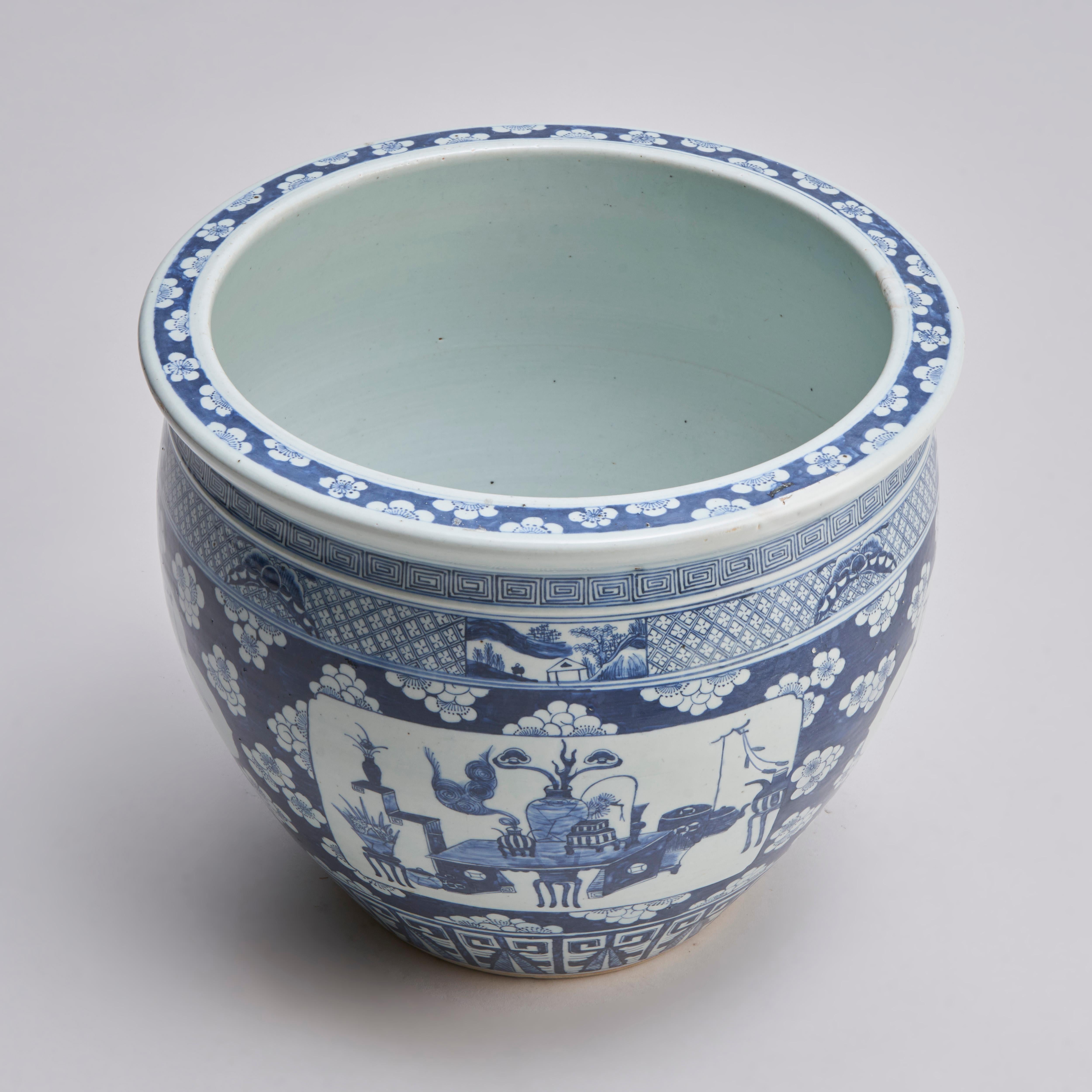 A large, 19th Century Chinese porcelain blue and white fish bowl In Good Condition For Sale In London, GB