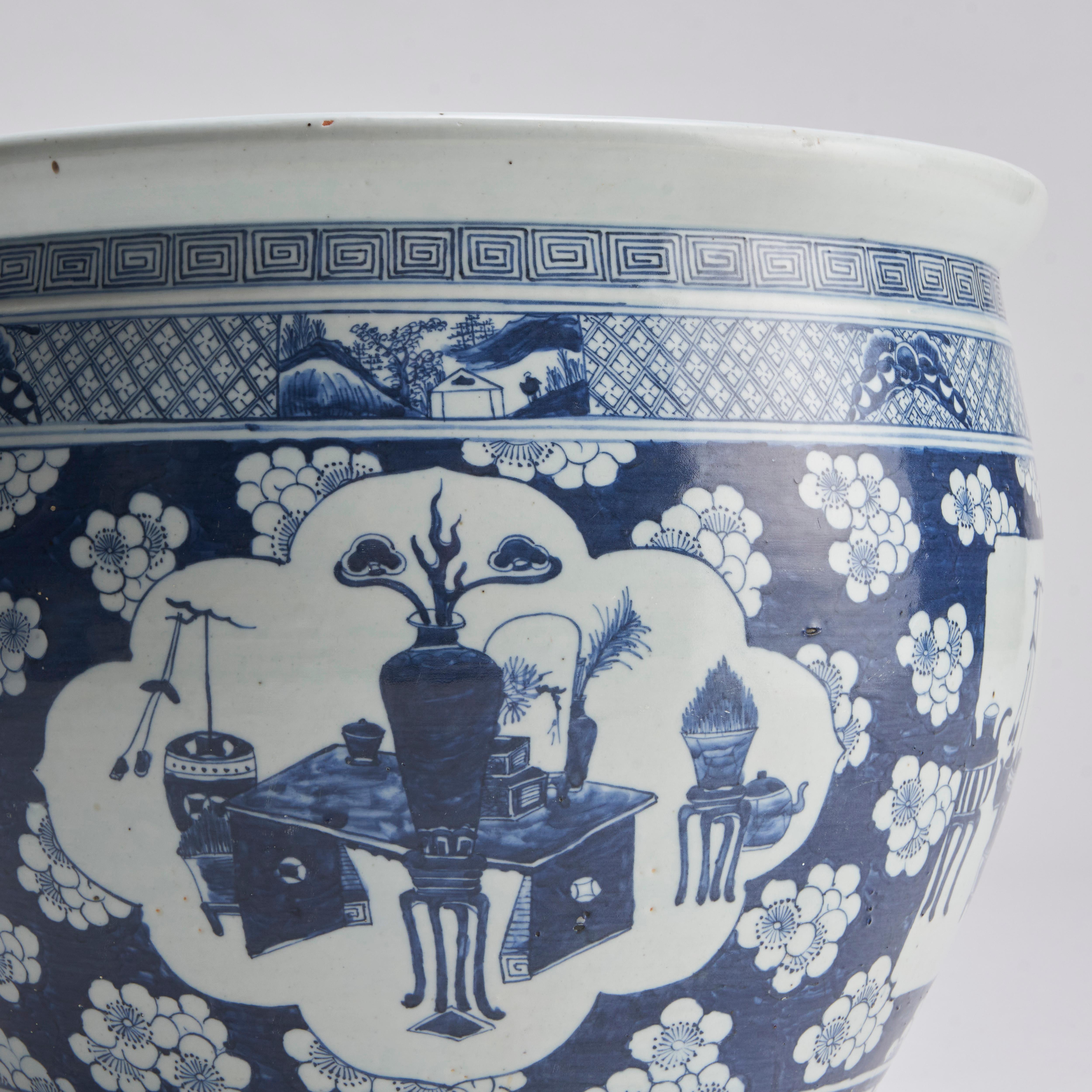 A large, 19th Century Chinese porcelain blue and white fish bowl For Sale 1