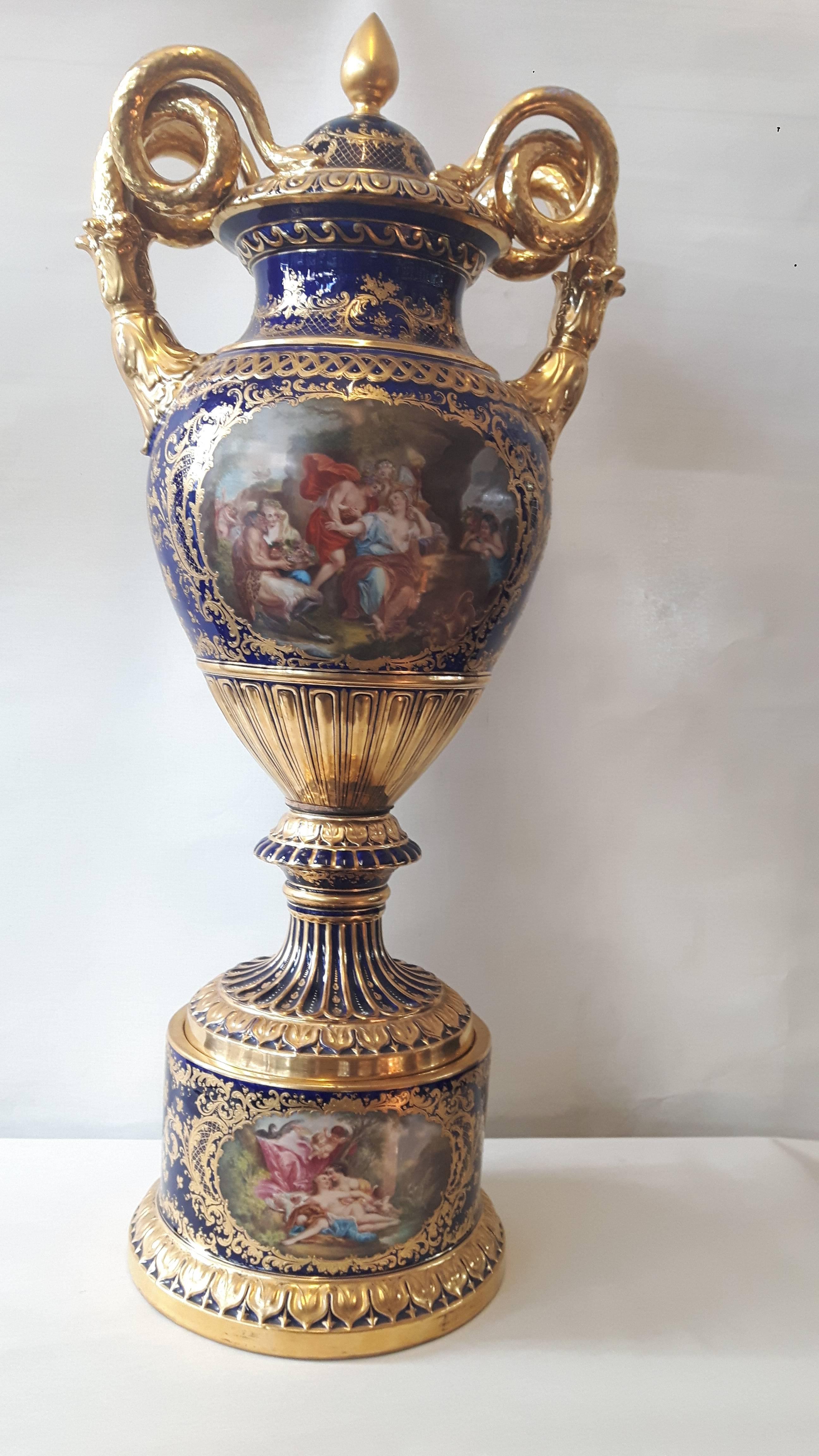 Eine beeindruckende Wiener Vase im kaiserlichen Stil, handbemalt mit Kartuschen mit Szenen aus der griechischen Mythologie. Die Griffe aus vergoldetem Porzellan haben die Form von gewundenen Schlangen und der Korpus ist kunstvoll mit vergoldeten
