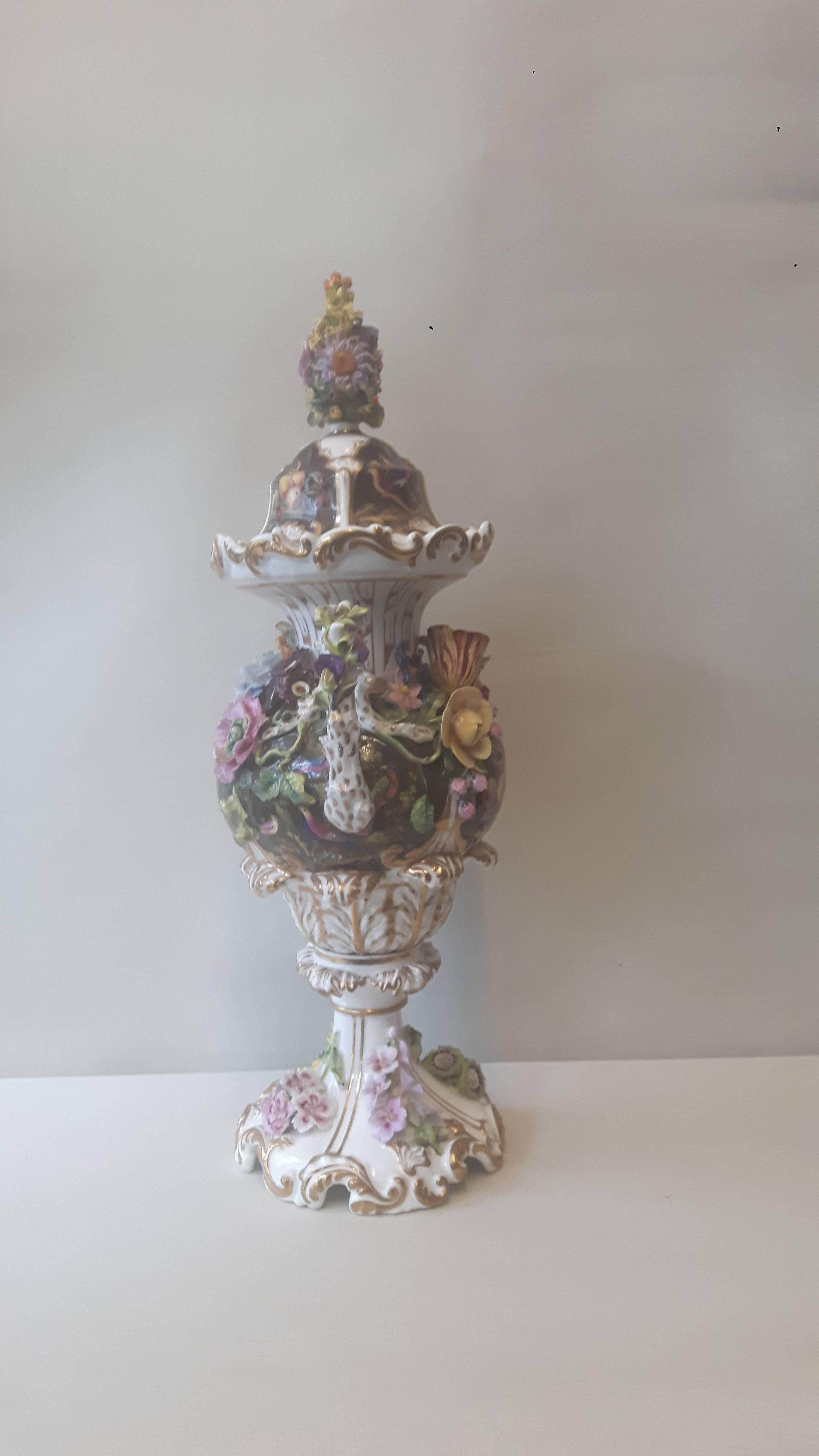 Porcelaine Grand vase et couvercle incrustés de fleurs du 19ème siècle en vente