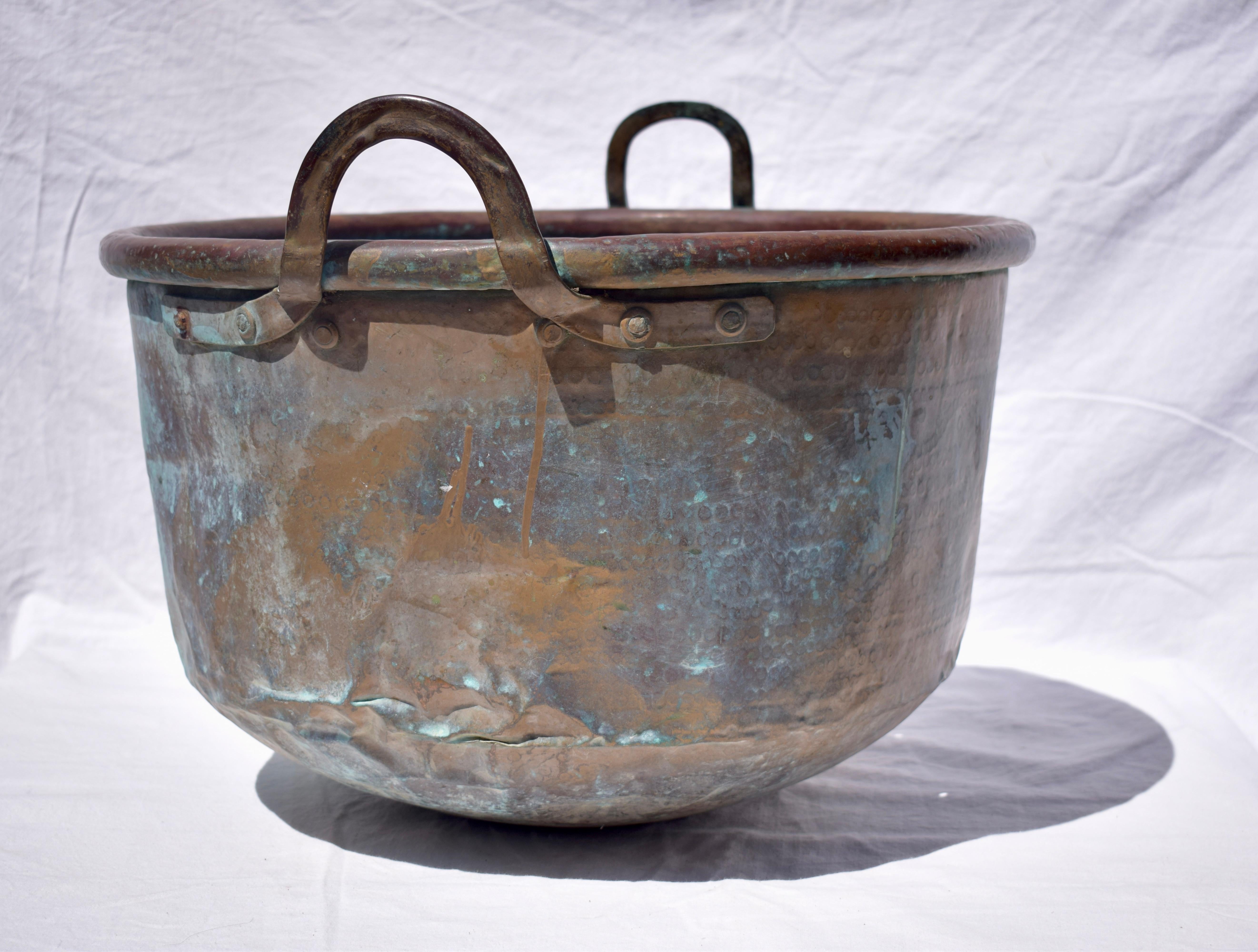 Large 19th Century French Copper Cauldron with a Verdigris Patina In Good Condition In Vulpellac, Girona