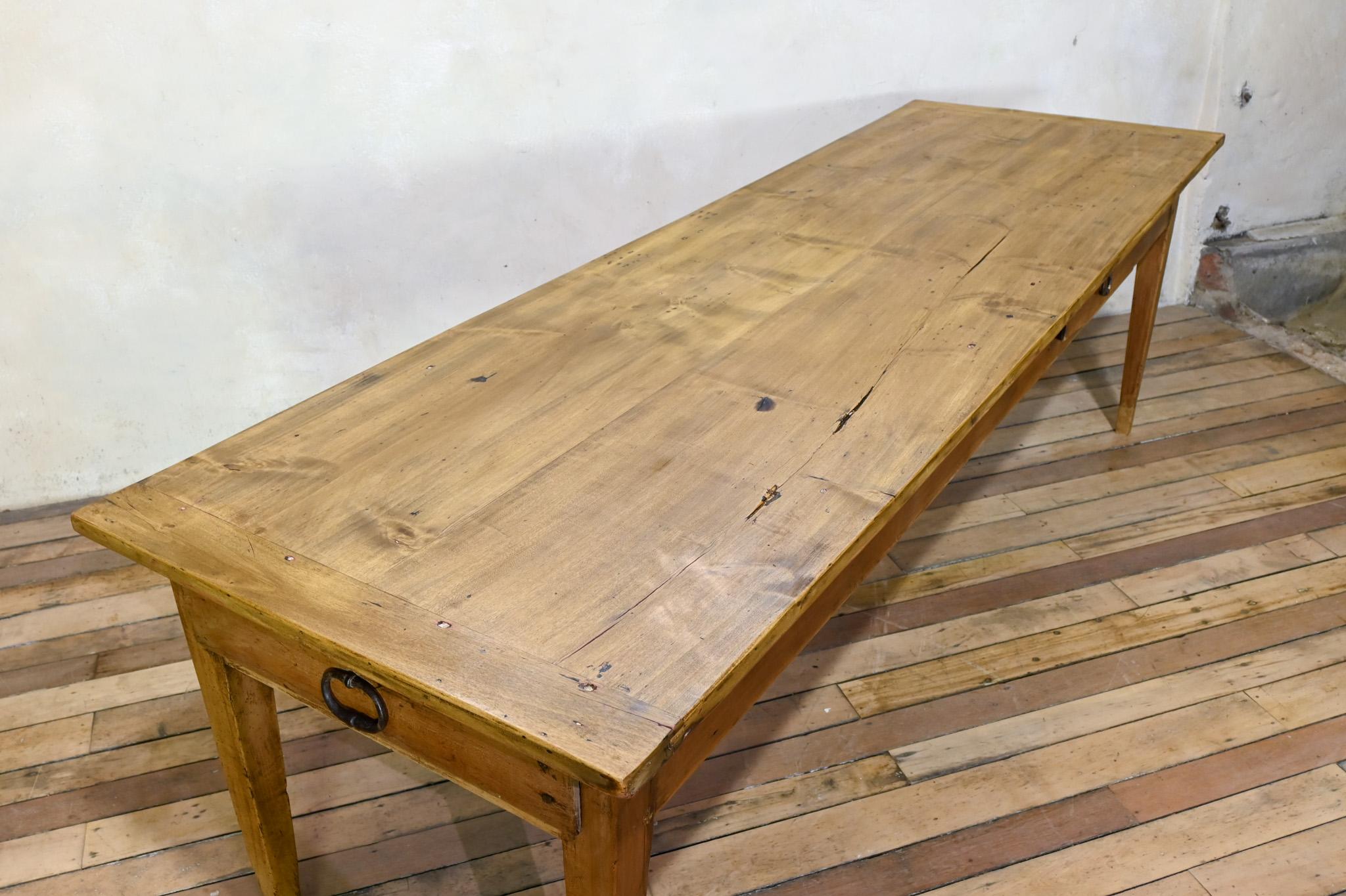 A Large 19th Century French Fruitwood Farmhouse Table In Good Condition For Sale In Basingstoke, Hampshire