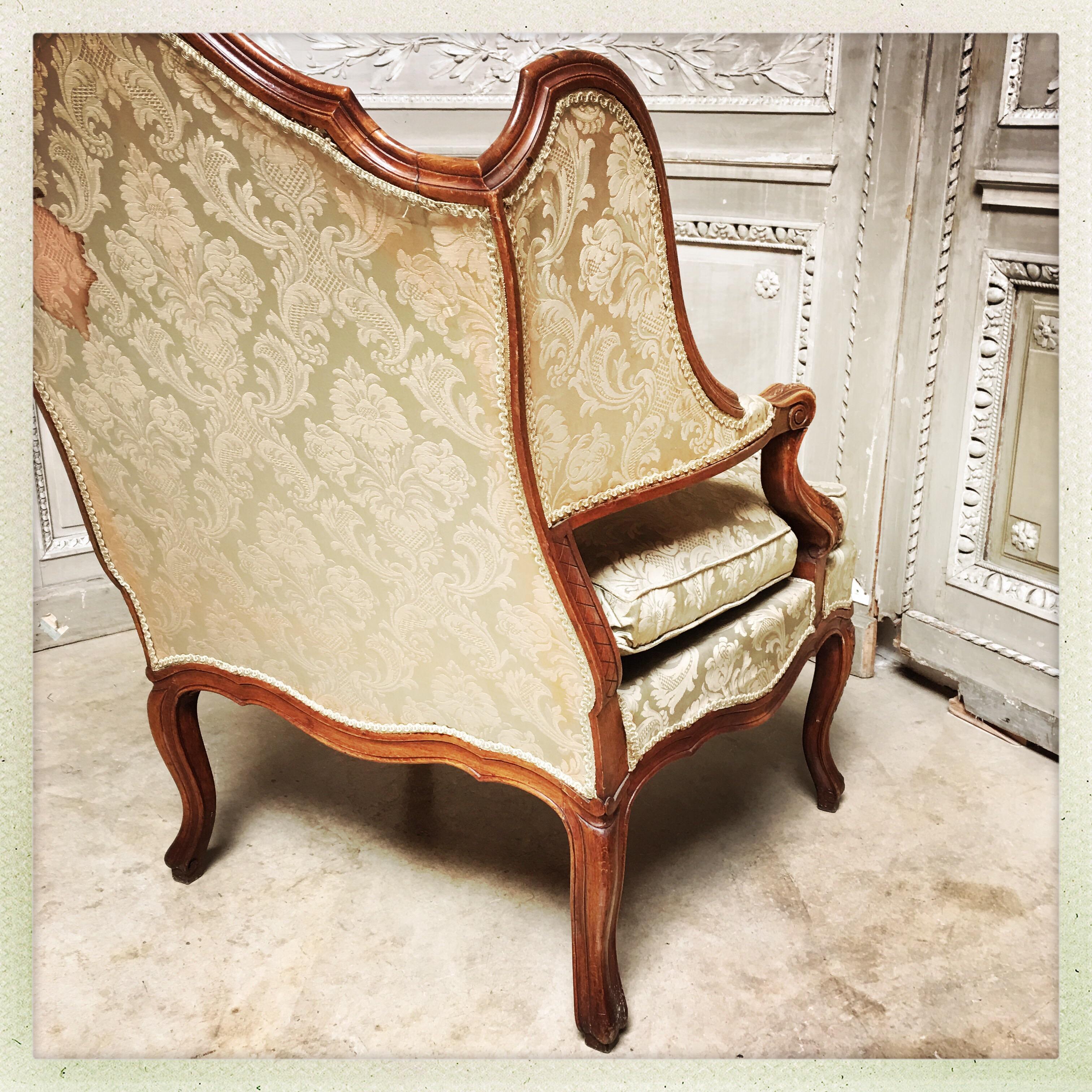 Sculpté Grand fauteuil français du 19ème siècle de style Louis XV en vente