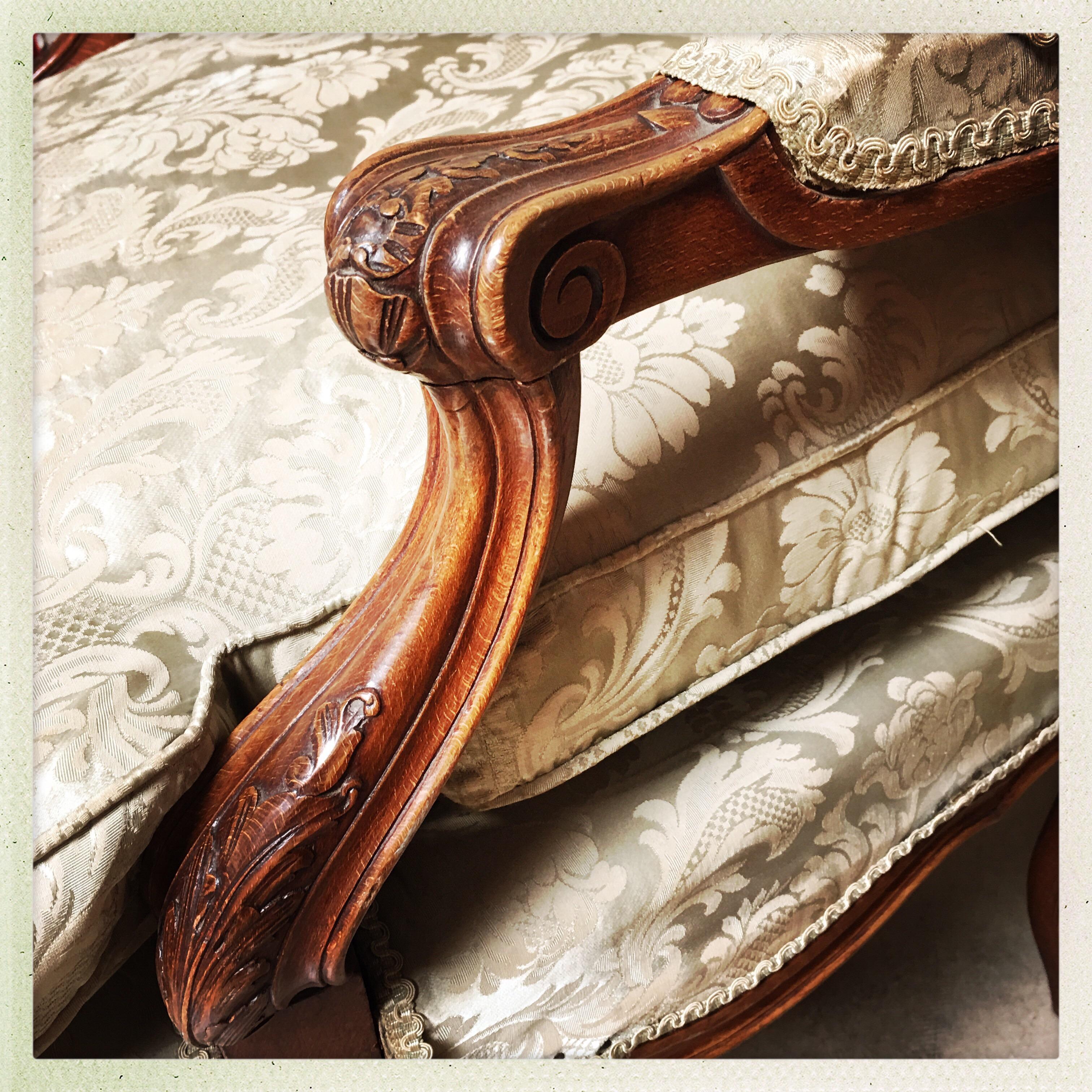 Großer französischer Fauteuil im Louis XV-Stil des 19. Jahrhunderts (Walnuss) im Angebot