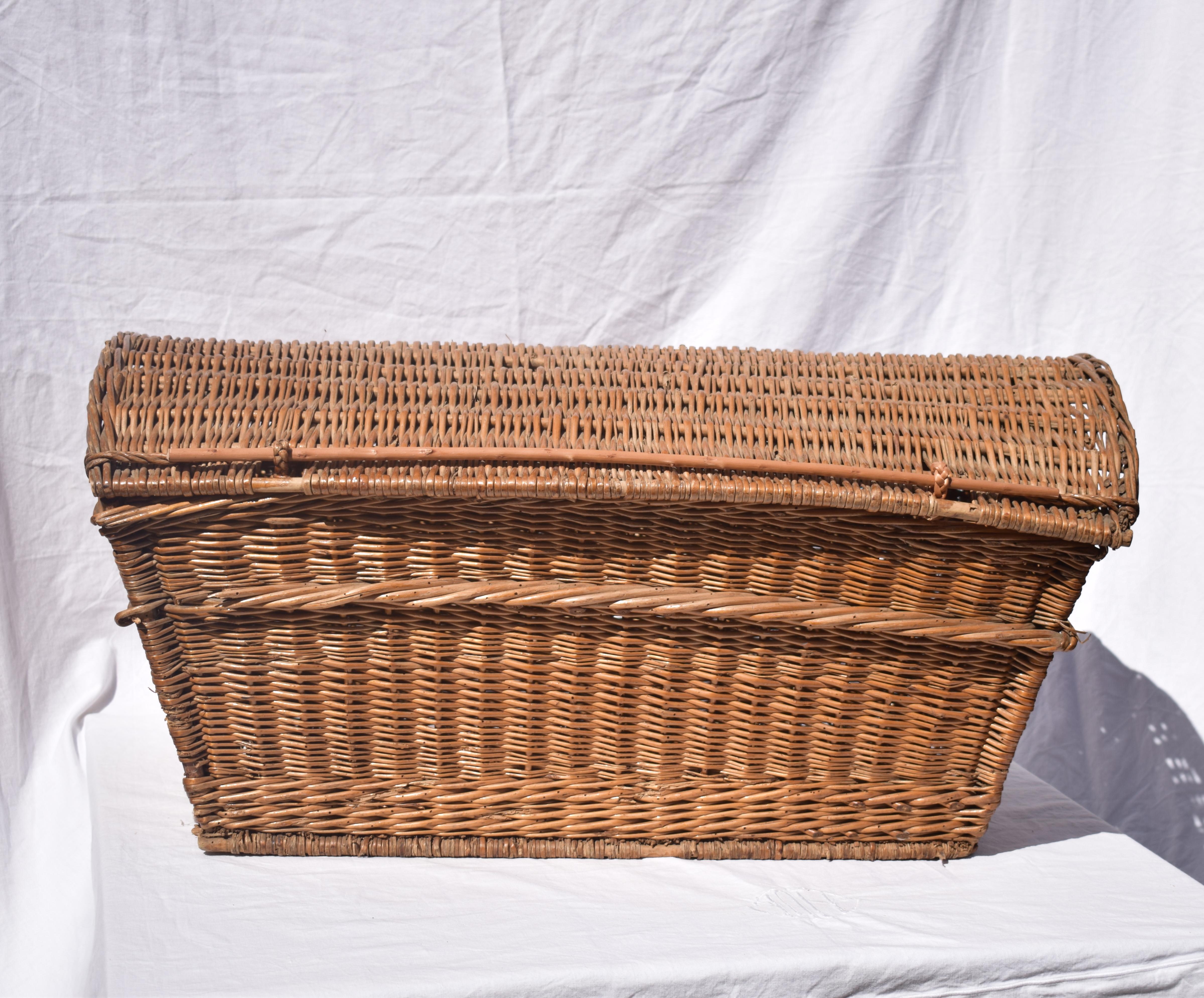 Large 19th Century French Wicker Basket with Lid In Good Condition In Vulpellac, Girona
