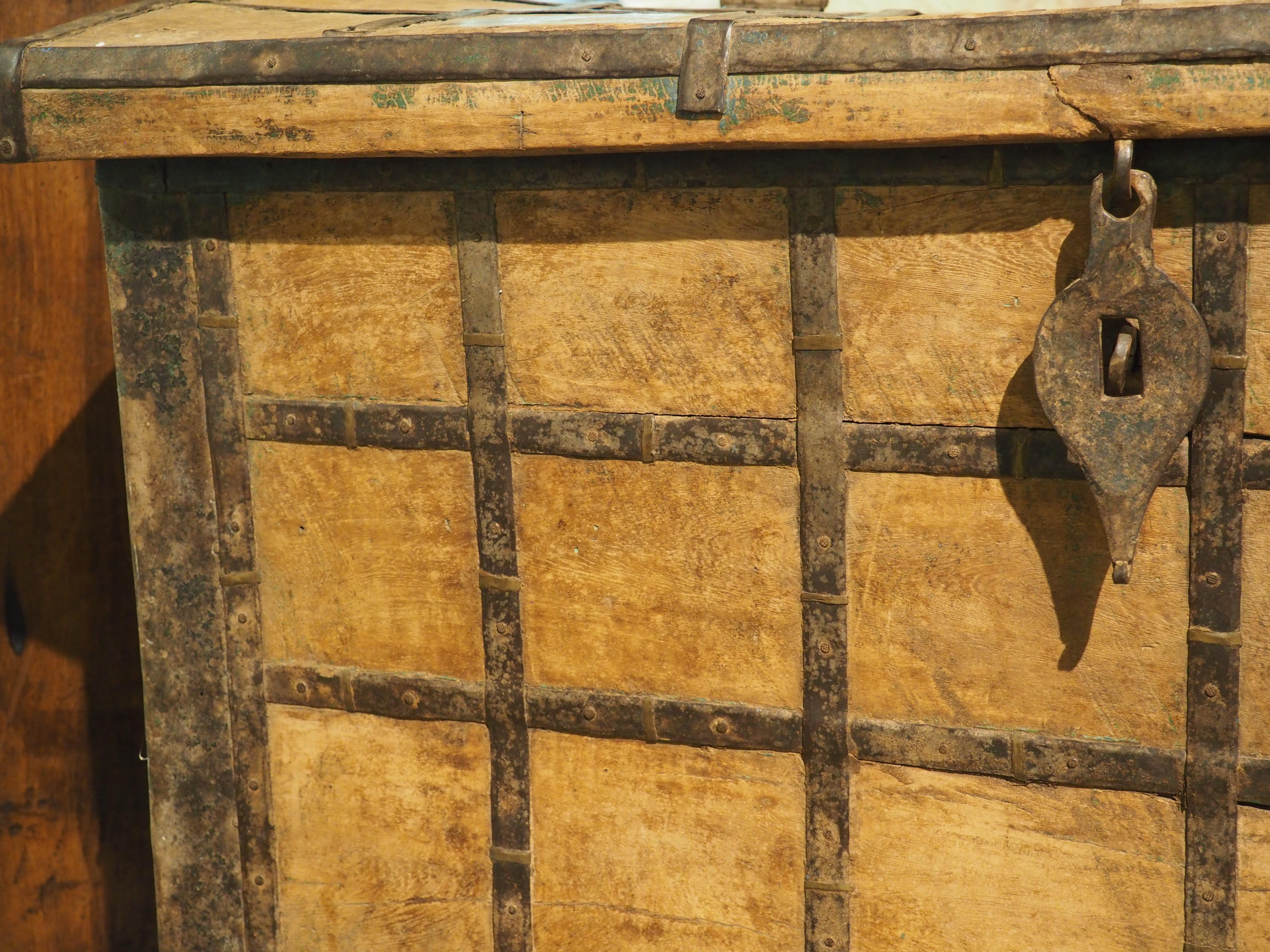 Un gran baúl de hierro del siglo XIX procedente del norte de la India en venta 4