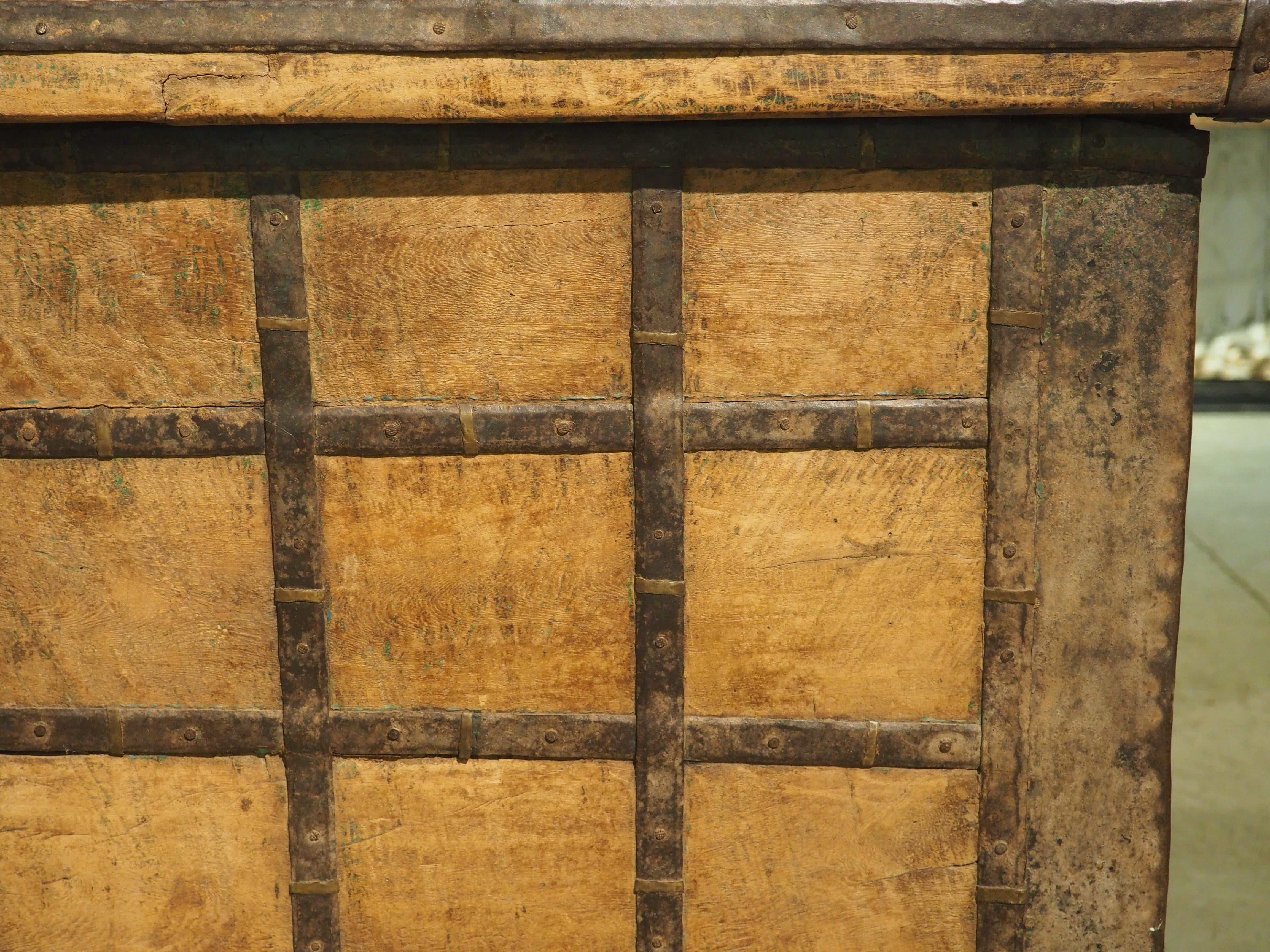 Un gran baúl de hierro del siglo XIX procedente del norte de la India en venta 5