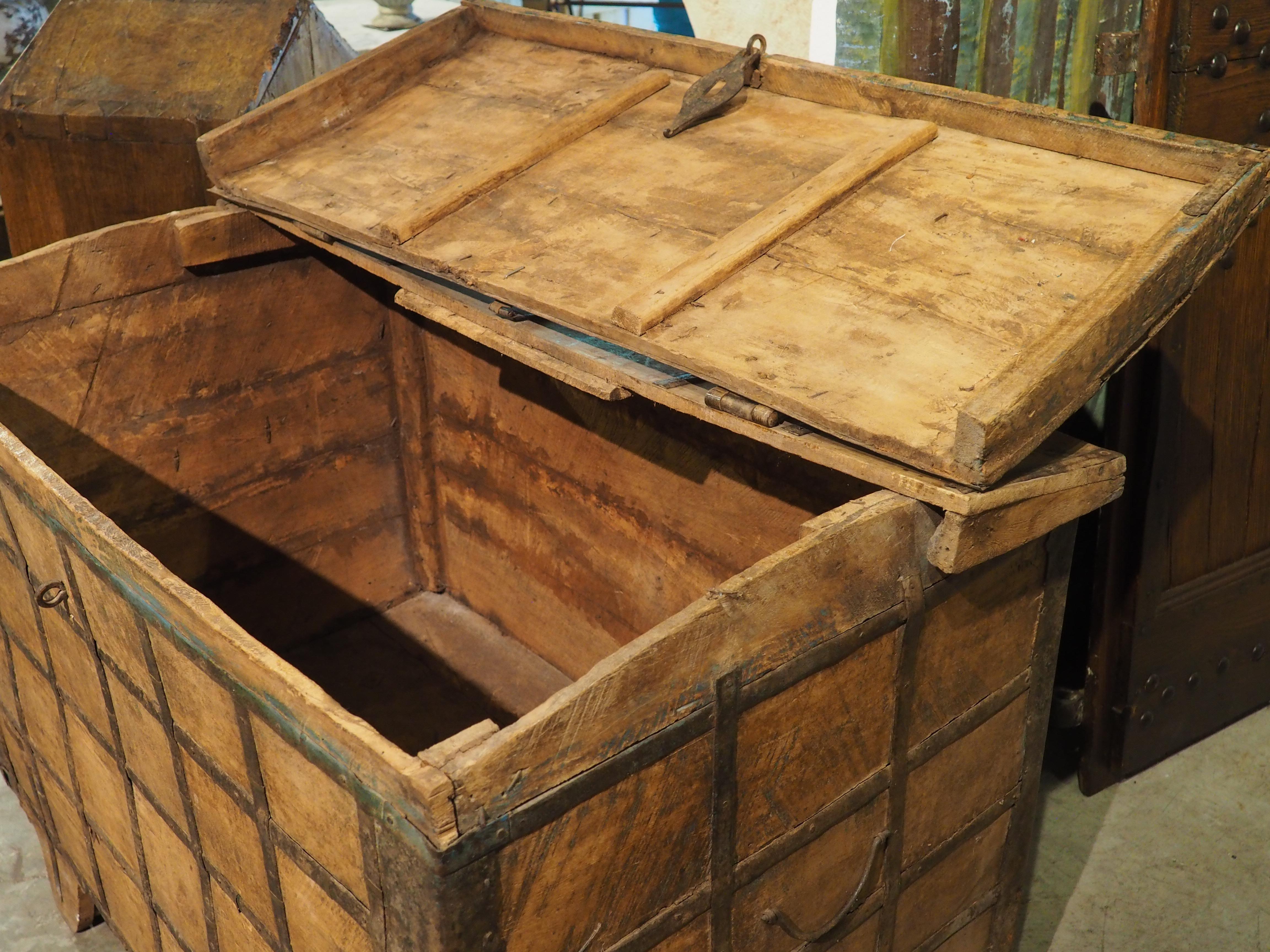 Un gran baúl de hierro del siglo XIX procedente del norte de la India en venta 6